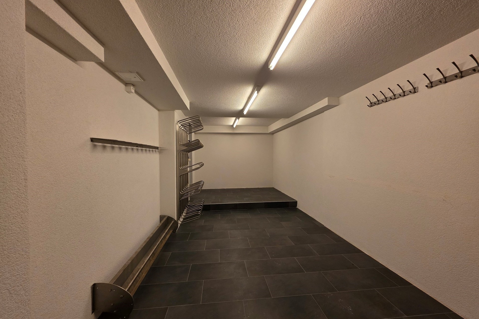 Keller- oder Nebenraum mit Fliesenboden