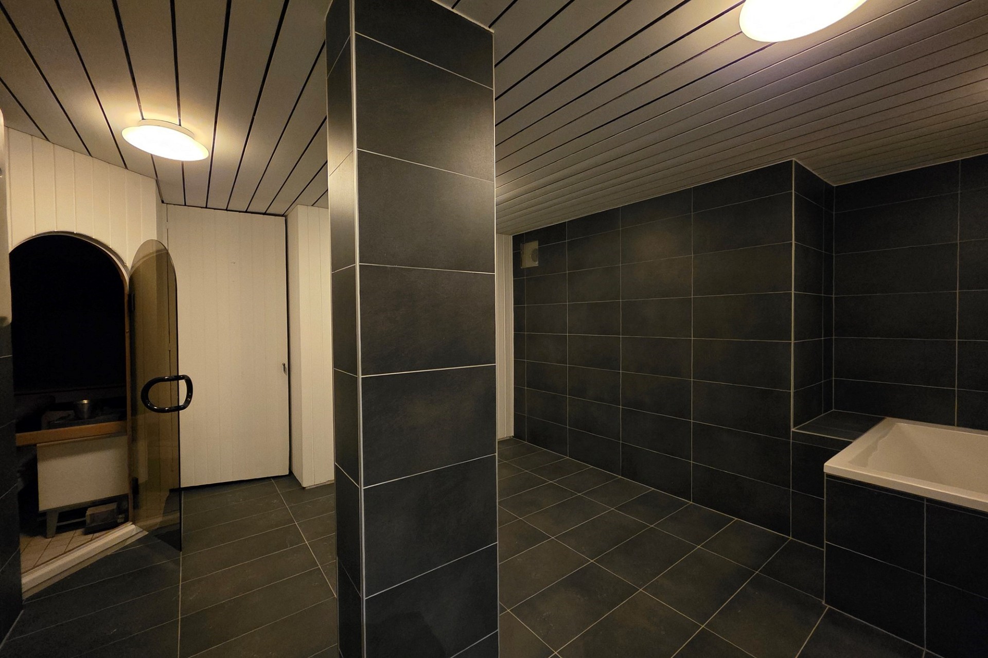 Dunkler, modern gestalteter Bad-/Wellnessbereich
