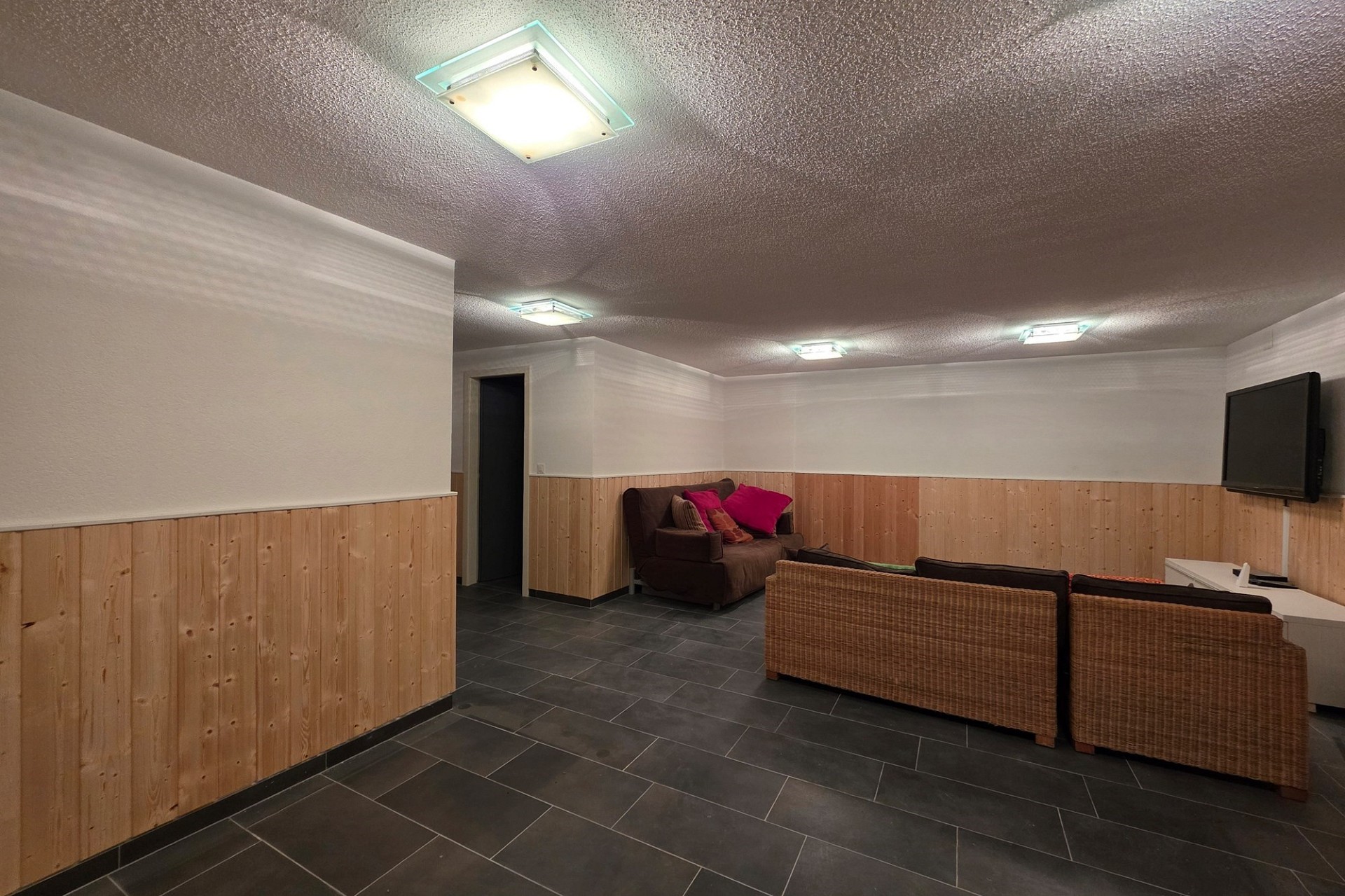 Gemütlicher Wohnkeller mit Sitzbereich