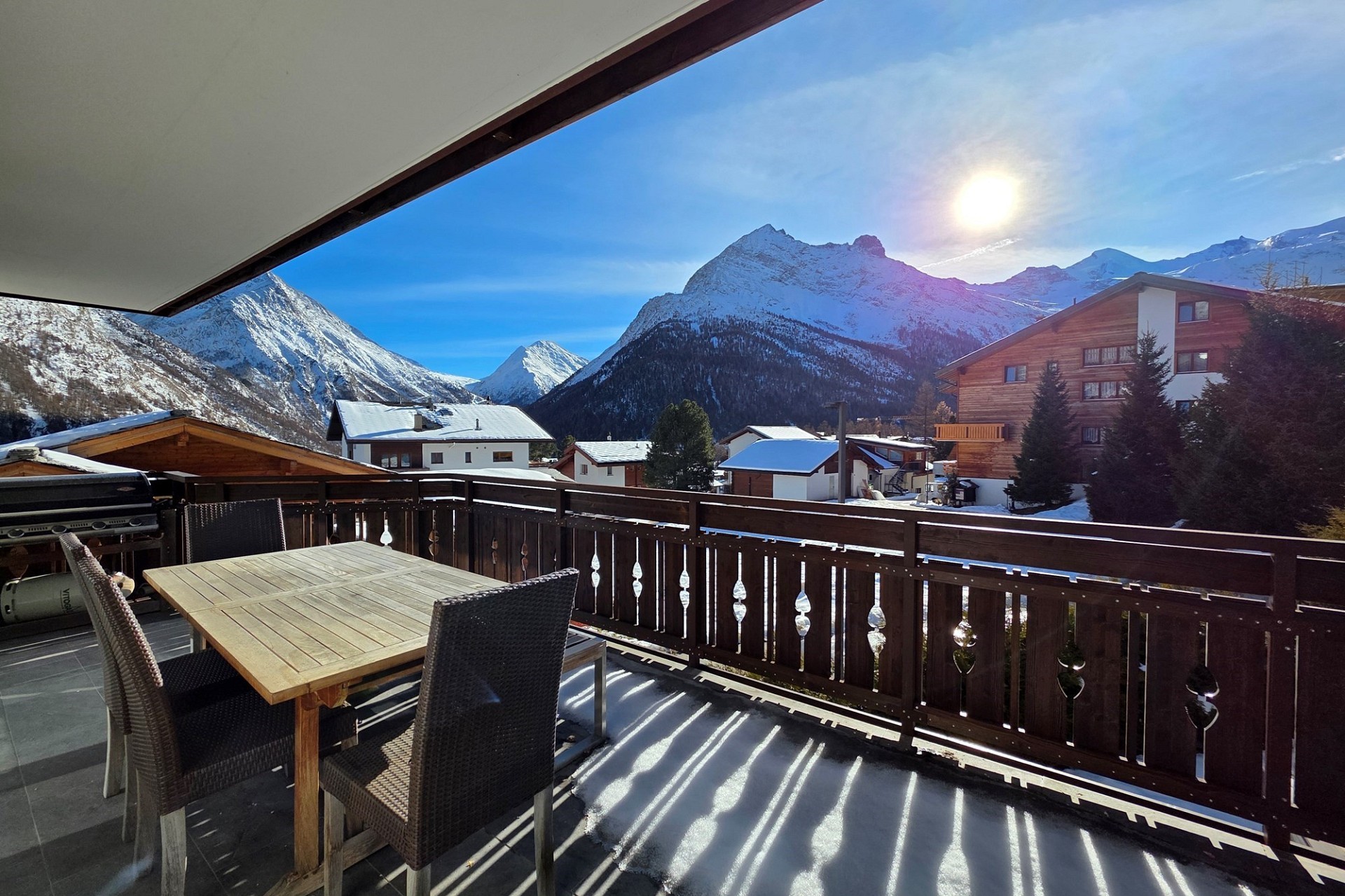 Balkon mit Bergpanorama