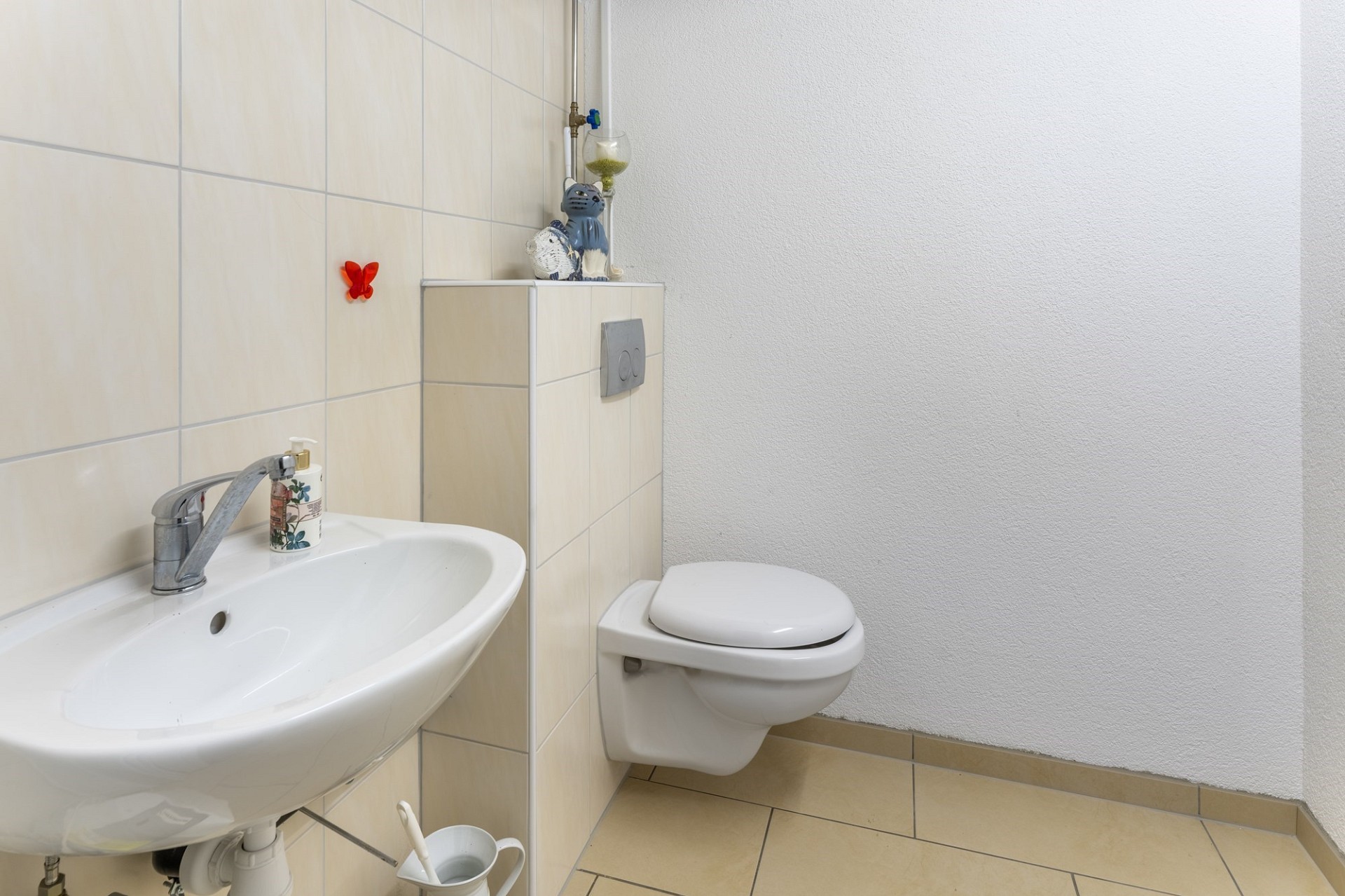 Gäste-WC mit Wand-WC und Waschbecken