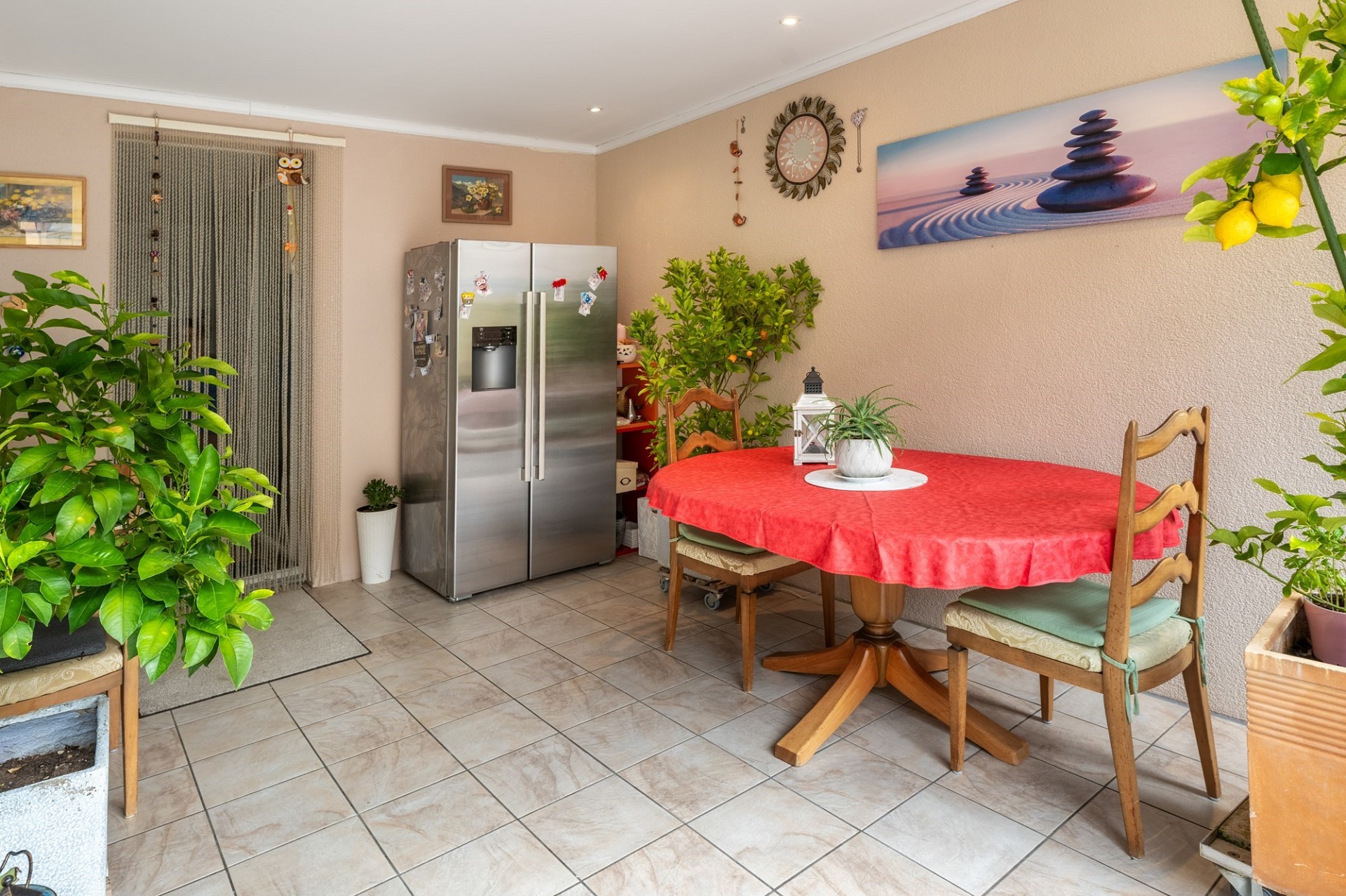 Heller Essbereich mit Pflanzen und Edelstahlkühlschrank