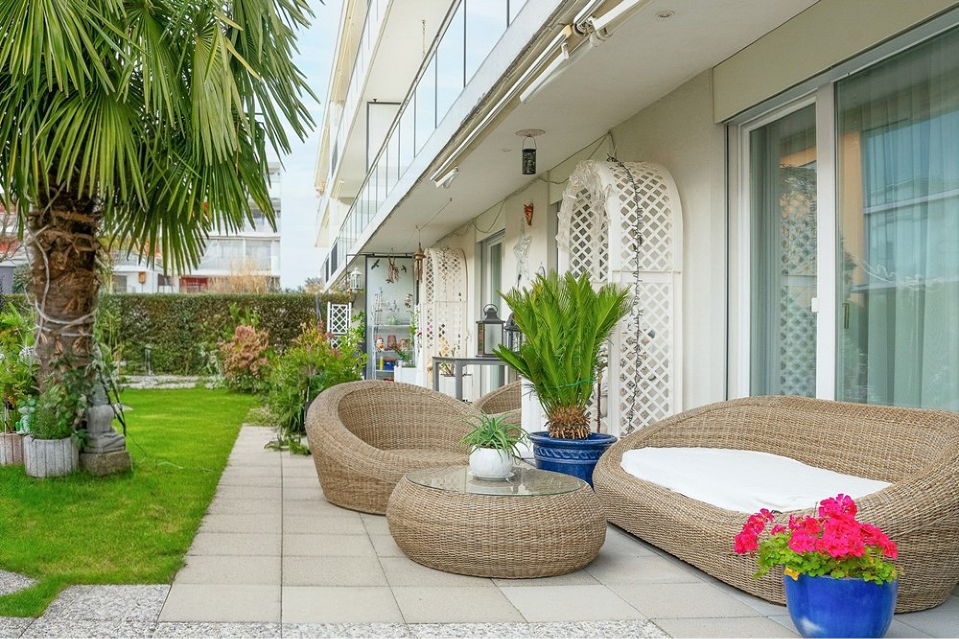 Terrasse mit Gartenlounge