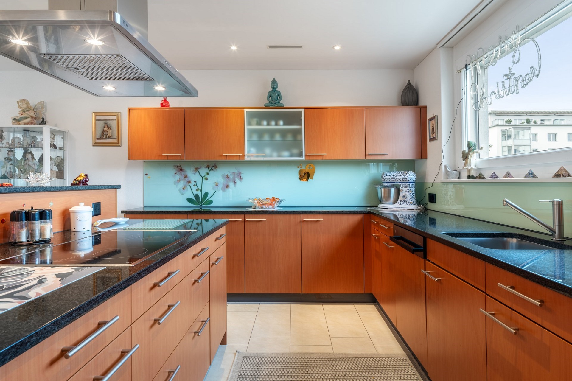 Moderne Wohnküche mit Holzfronten