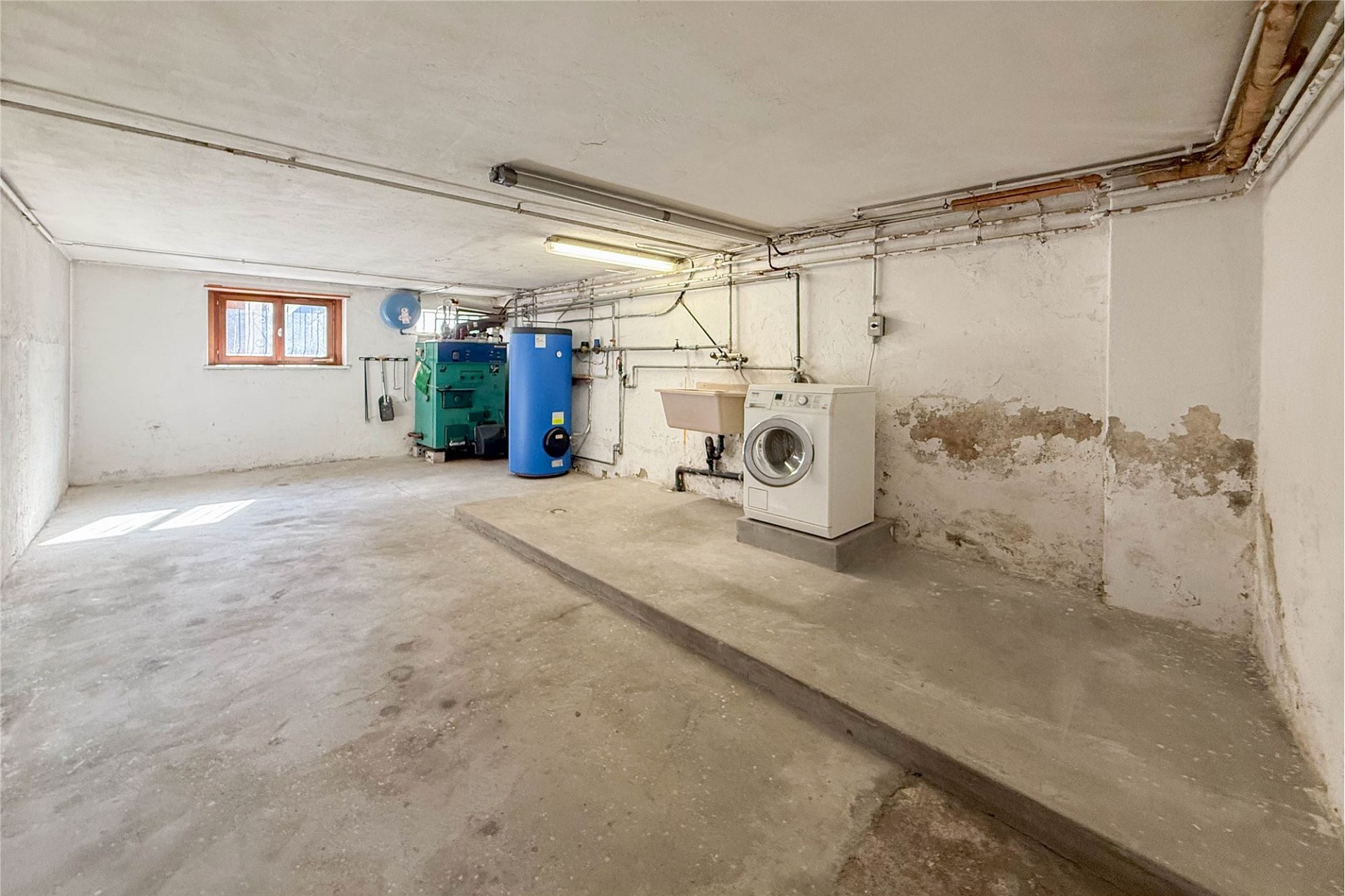 Kellerraum mit Heiztechnik und Waschmaschine
