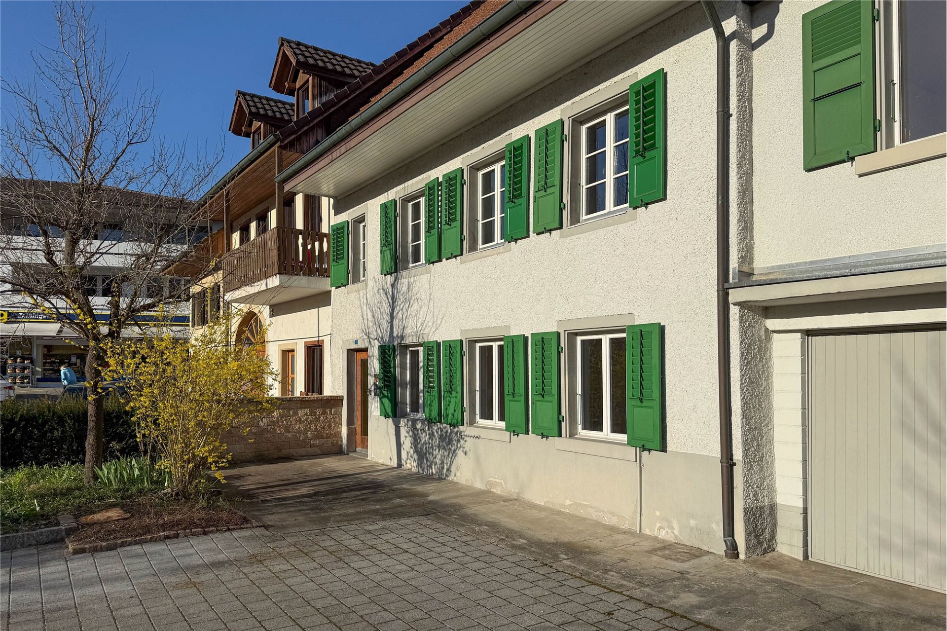 Hausfassade mit grünen Fensterläden