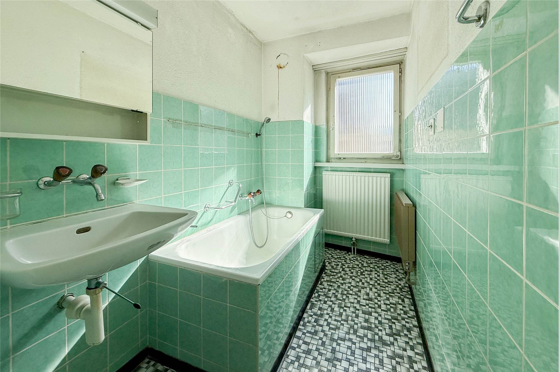 Kompaktes Badezimmer mit mintgrünen Fliesen