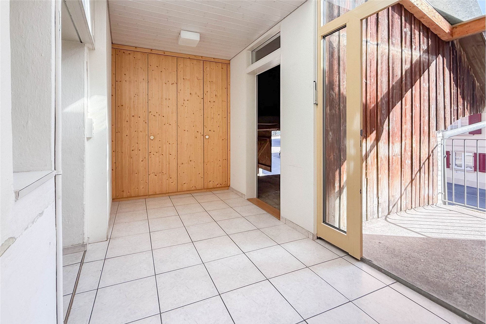 Heller Eingangsbereich mit Terrassentür und Einbauschrank