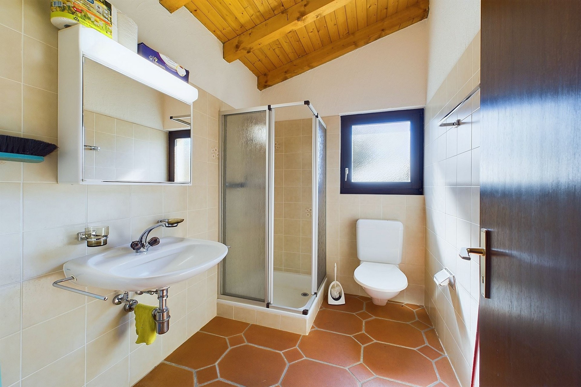 Badezimmer mit Dusche und WC