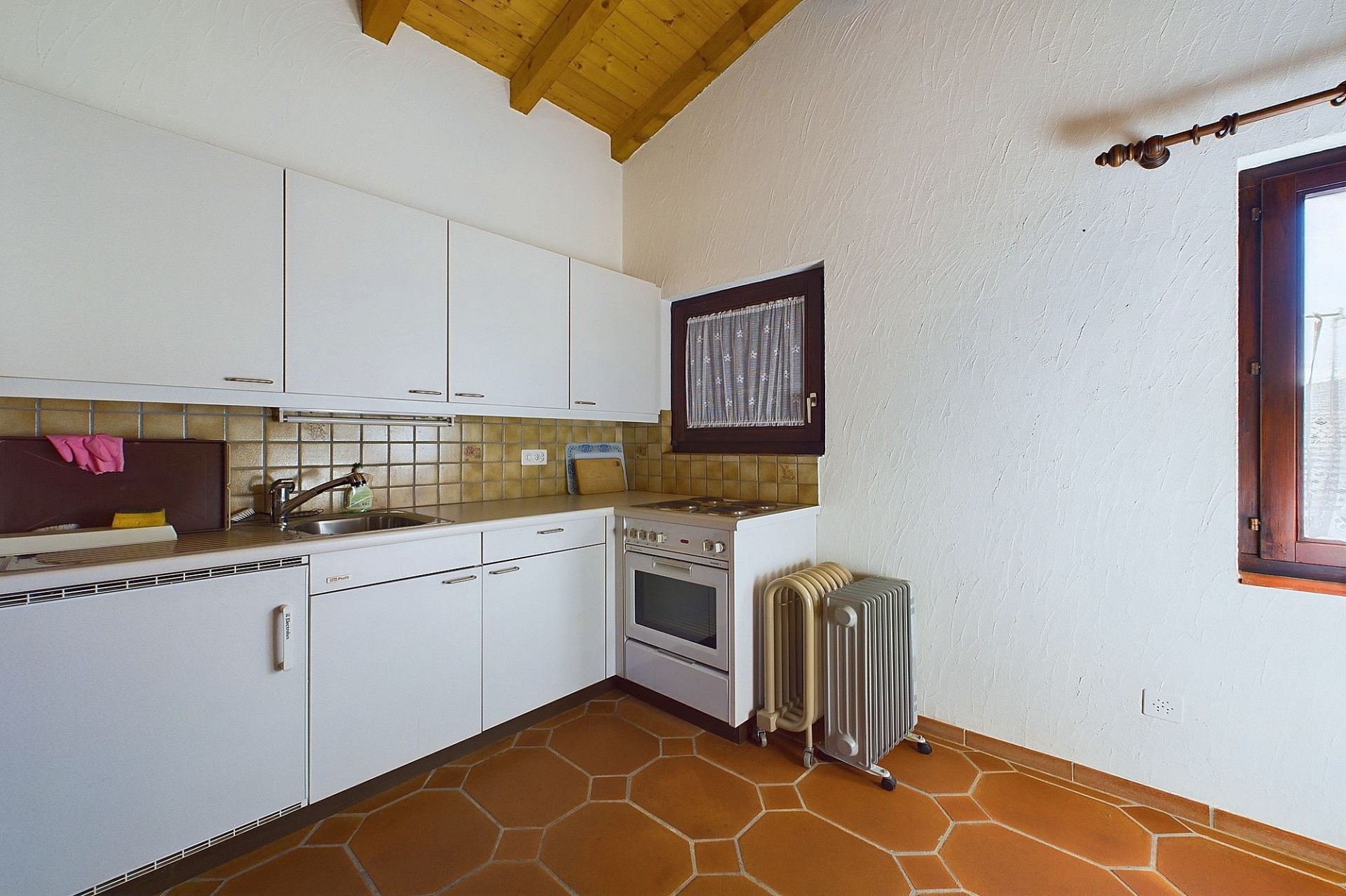 Rustikale Küche mit hoher Decke