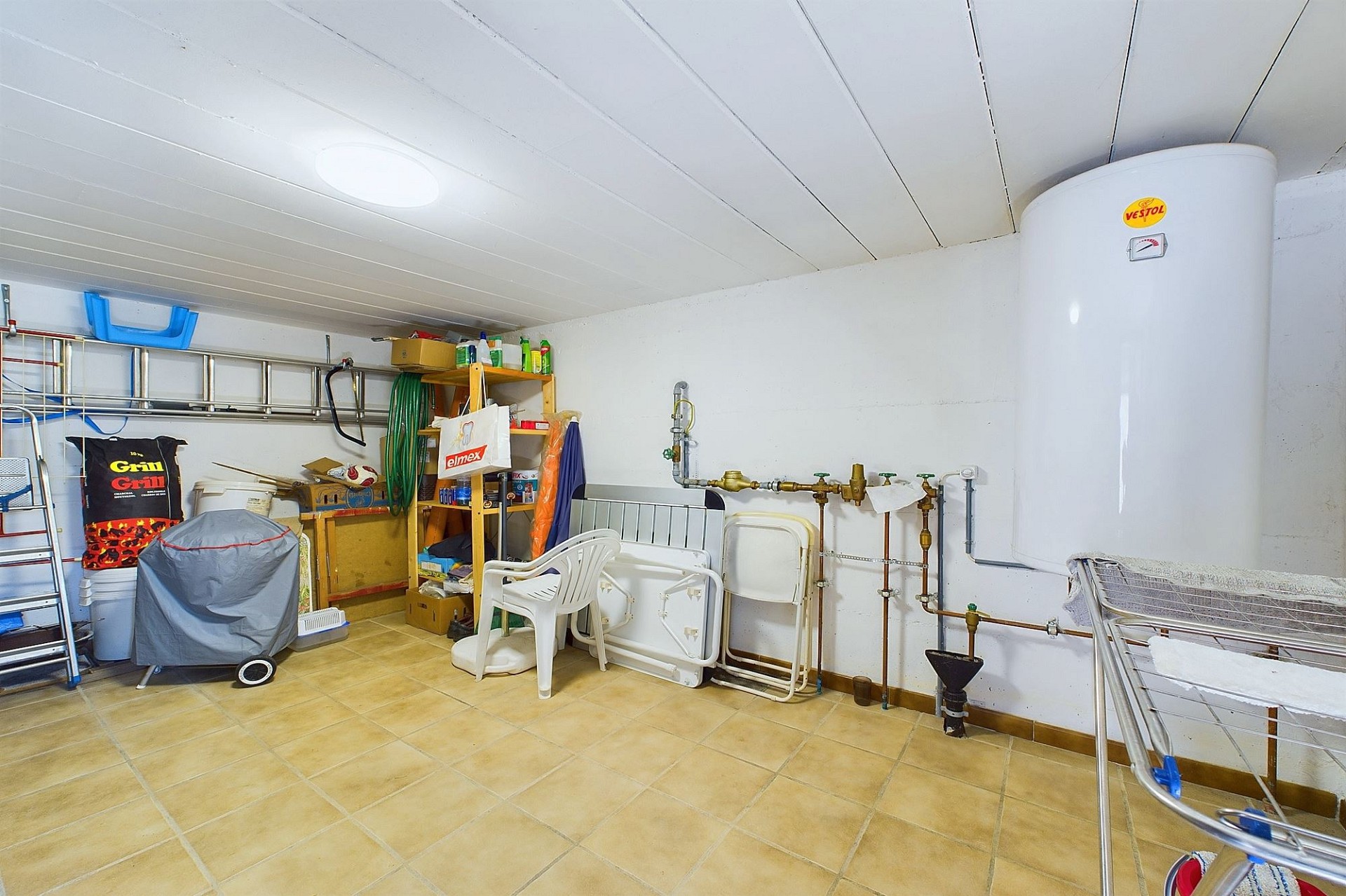 Hauswirtschaftsraum mit Technikbereich