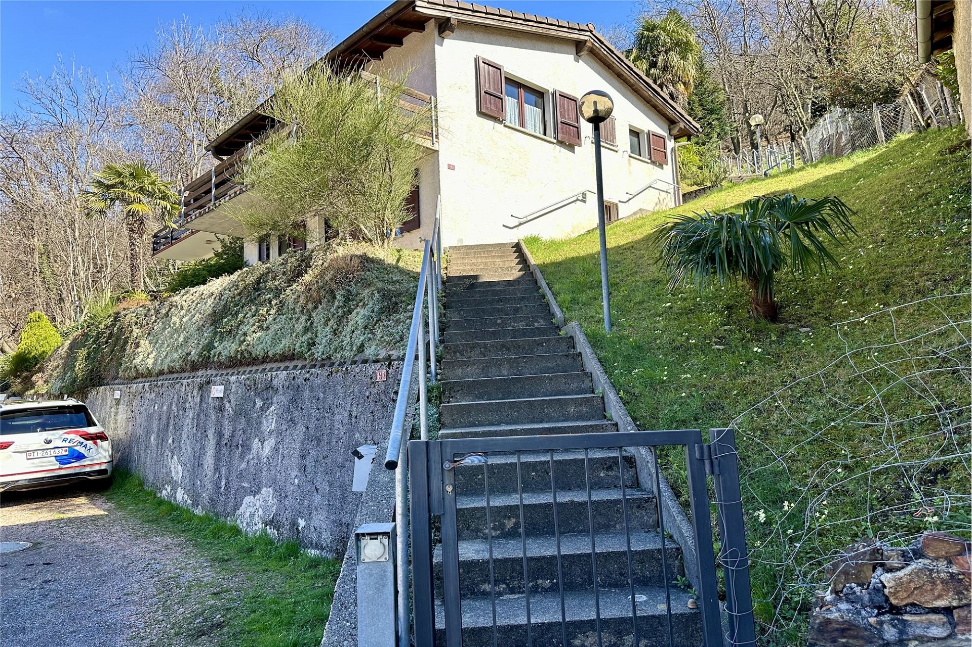 Einfamilienhaus am Hang mit Treppenaufgang