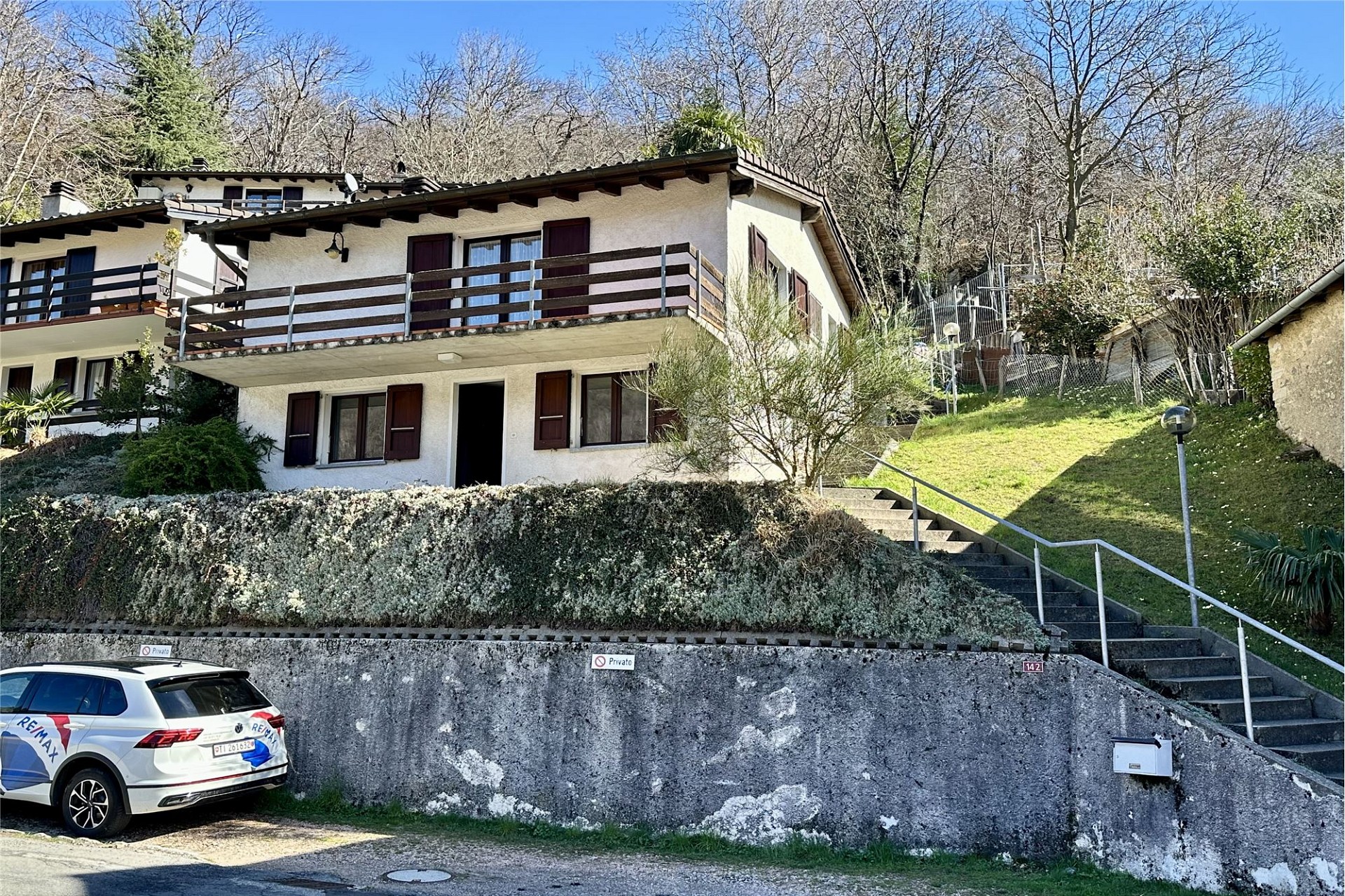 Hanglage mit mediterranem Wohnhaus und Gartenstufen
