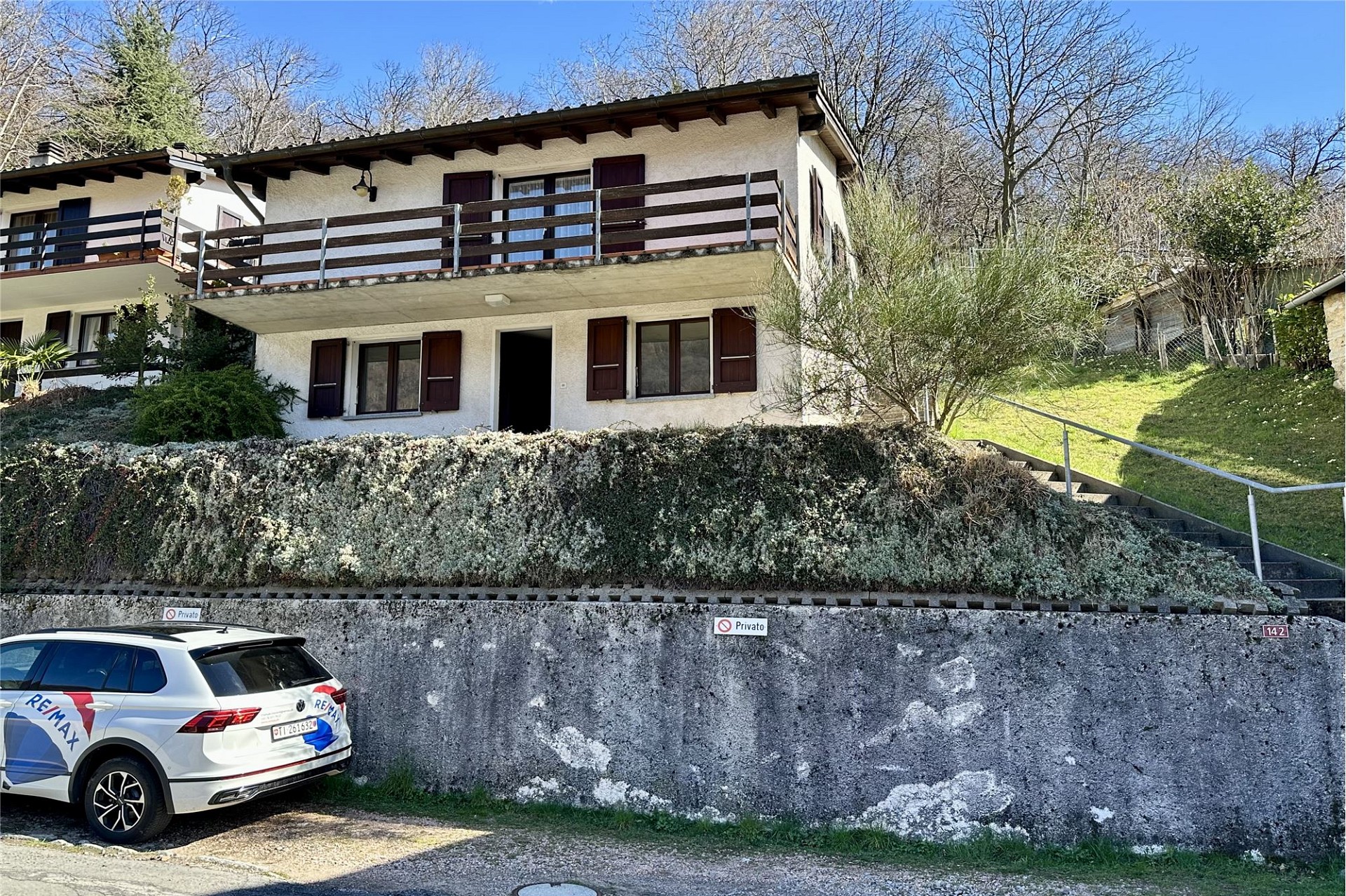 Mehrfamilienhaus in Hanglage mit Balkon und Garten