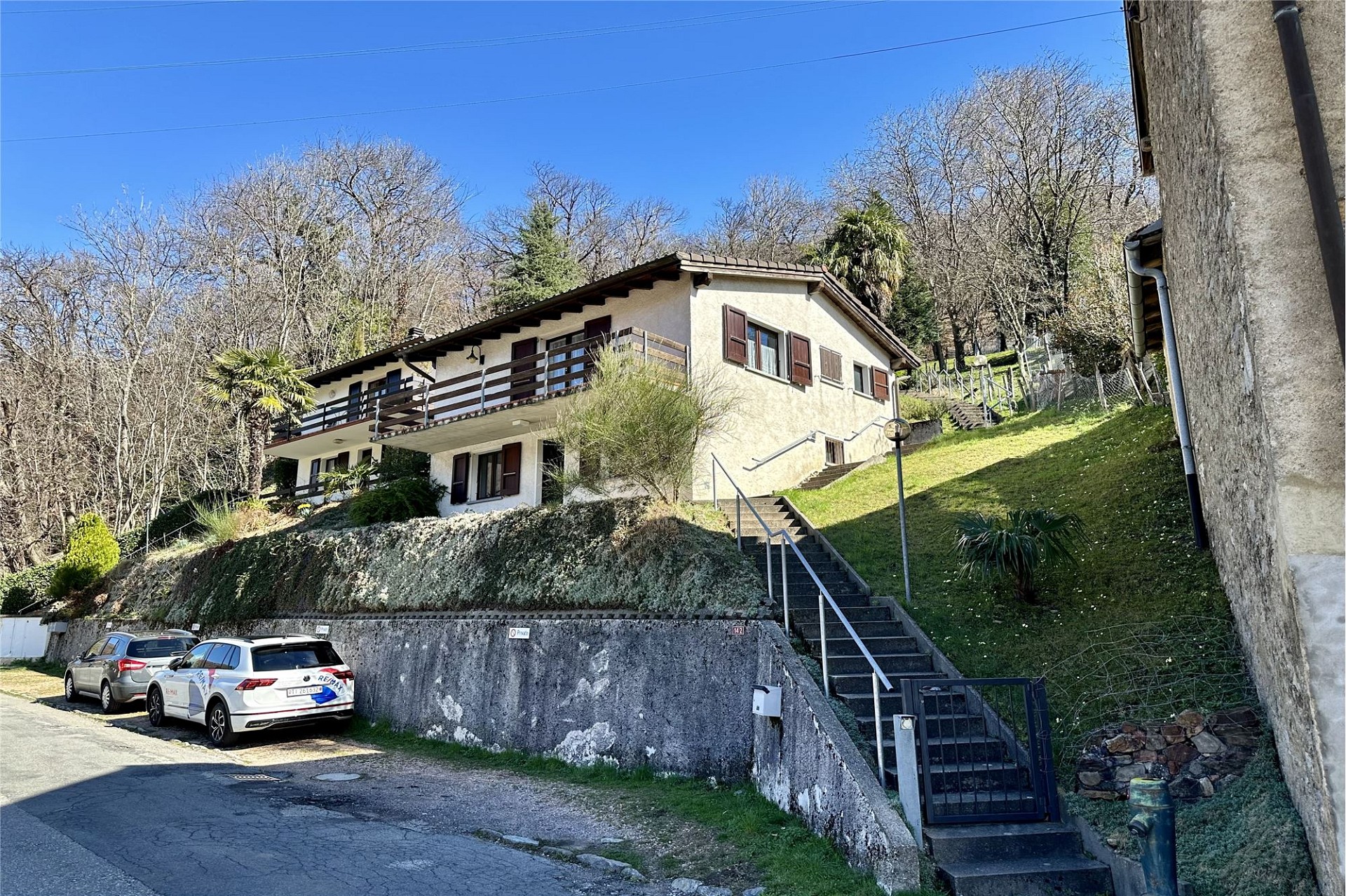Haus an Hanglage mit Außenstiege