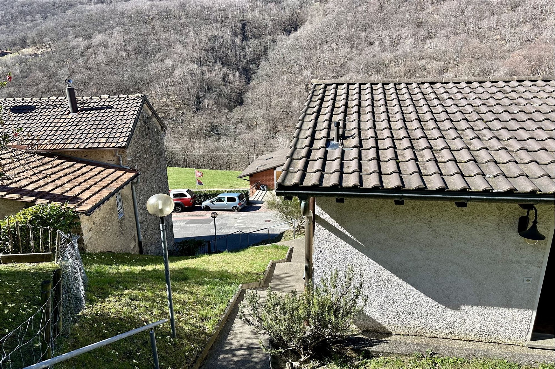 Ländlicher Außenblick mit Häusern und Tal
