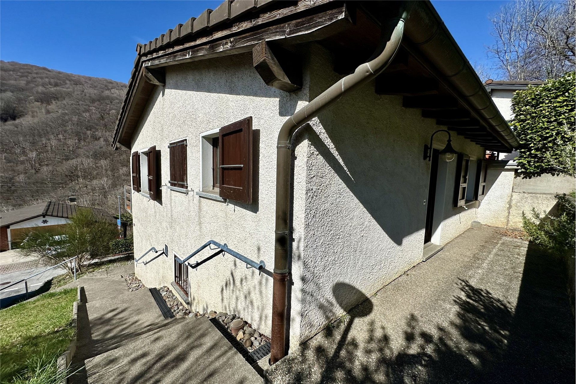 Äußere Seitenansicht eines Hauses am Hang