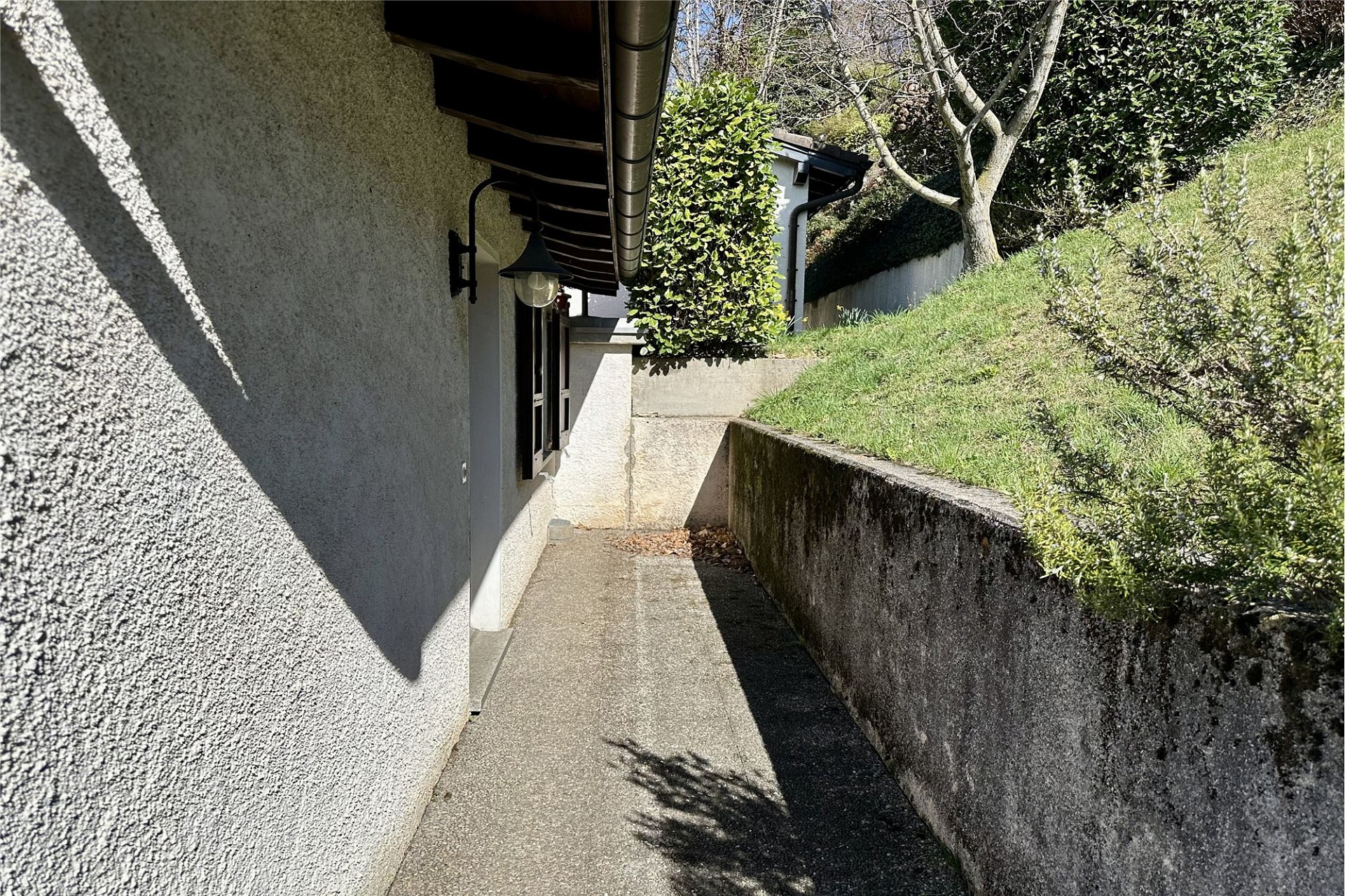 Seitlicher Außenweg am Haus