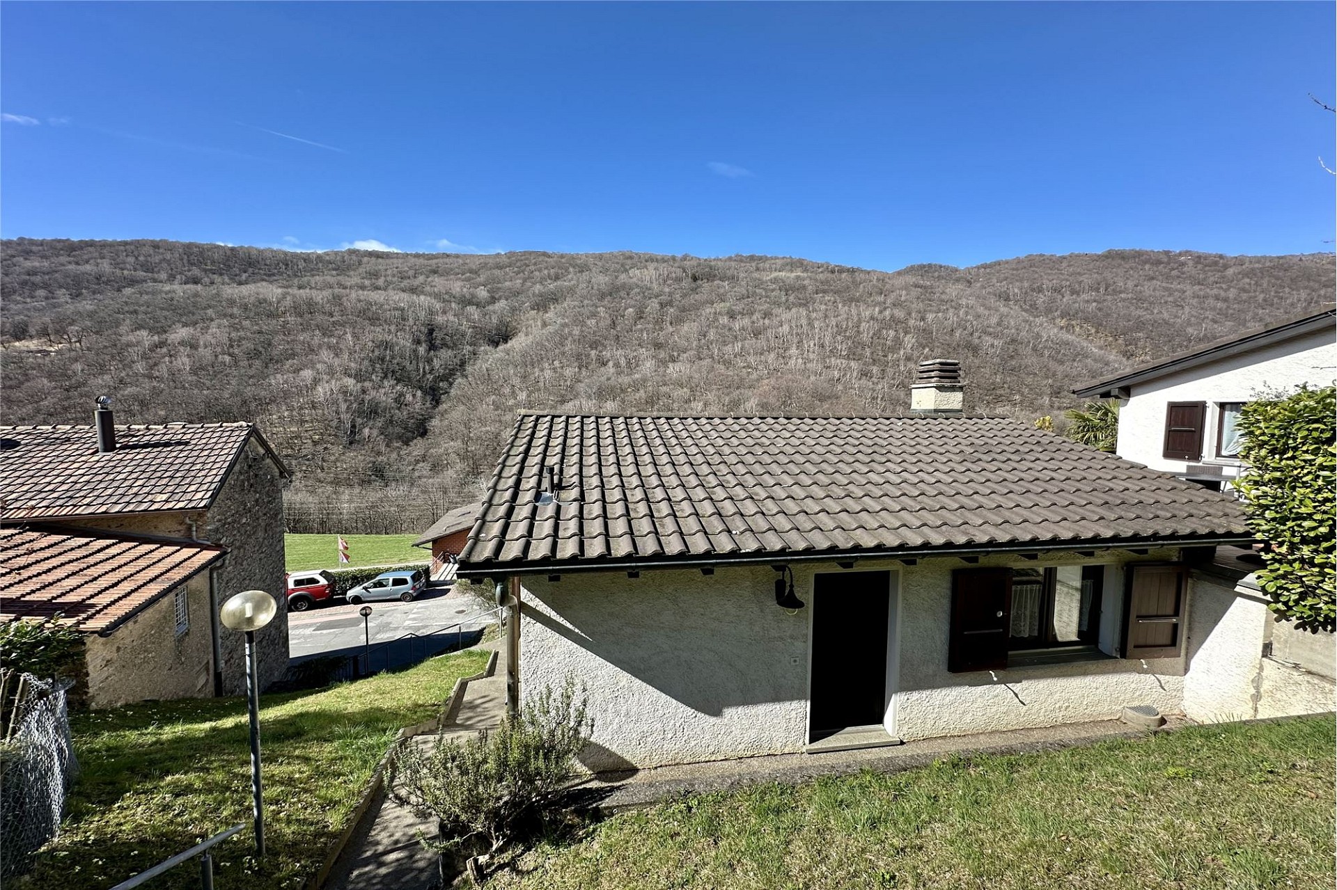 Außenansicht eines Hauses mit Bergpanorama