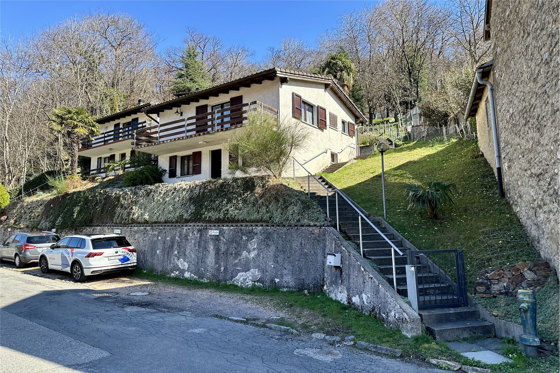 Außenansicht eines Hauses am Hang