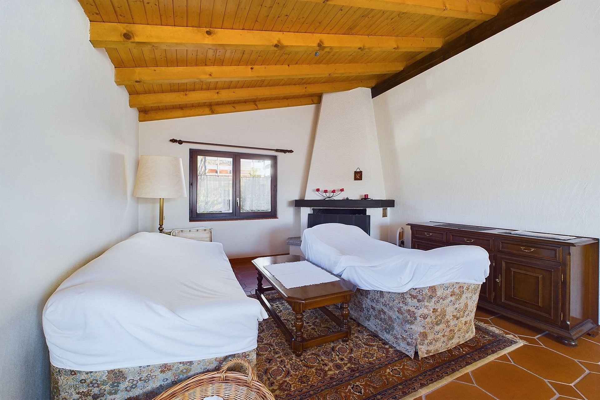 Gemütliches Schlafzimmer mit Holzbalkendecke