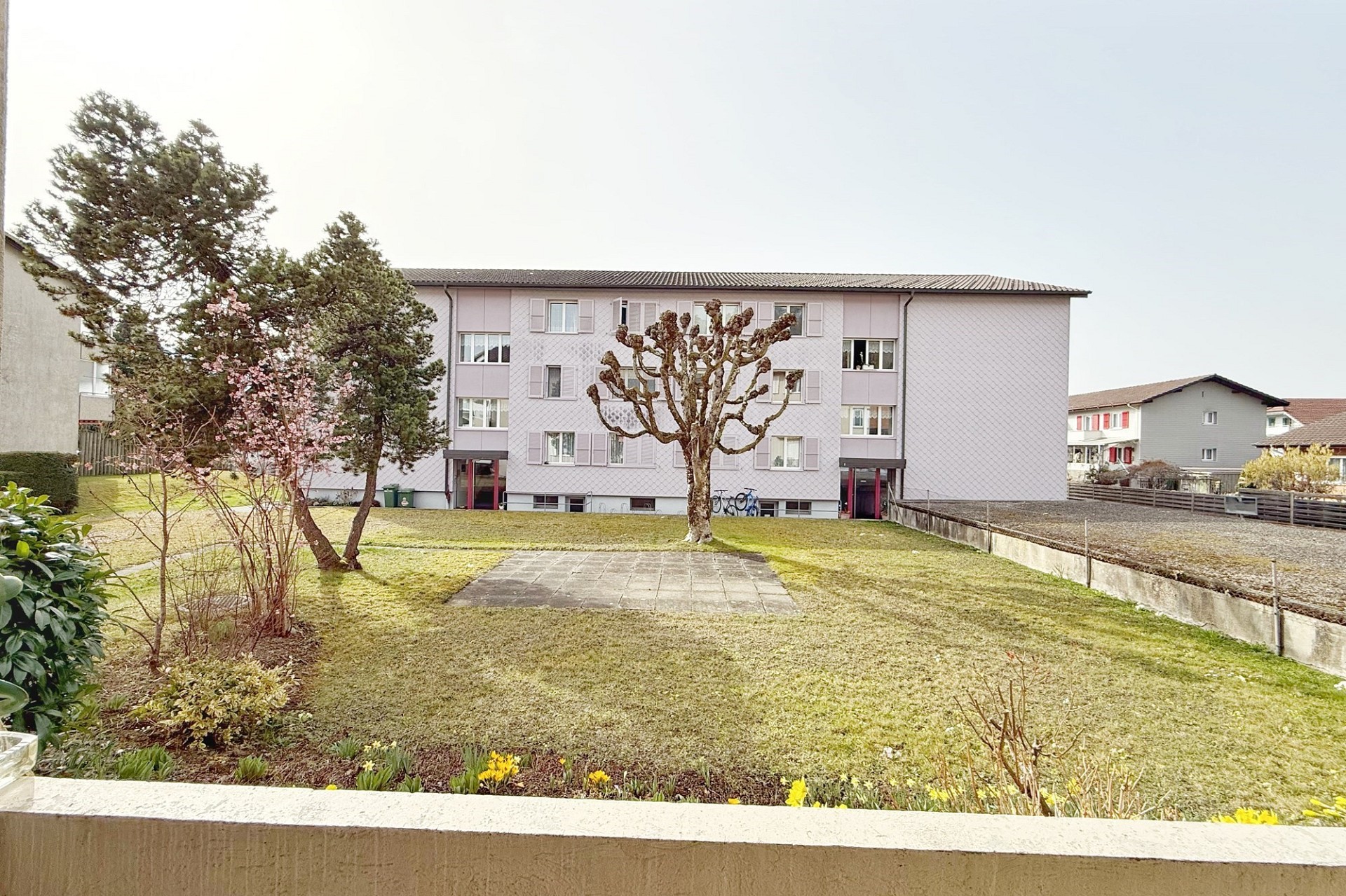 Mehrfamilienhaus mit begrüntem Vorbereich
