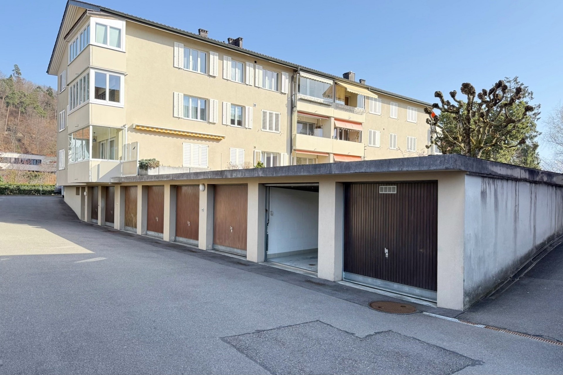 Mehrfamilienhaus mit Garagenanlage