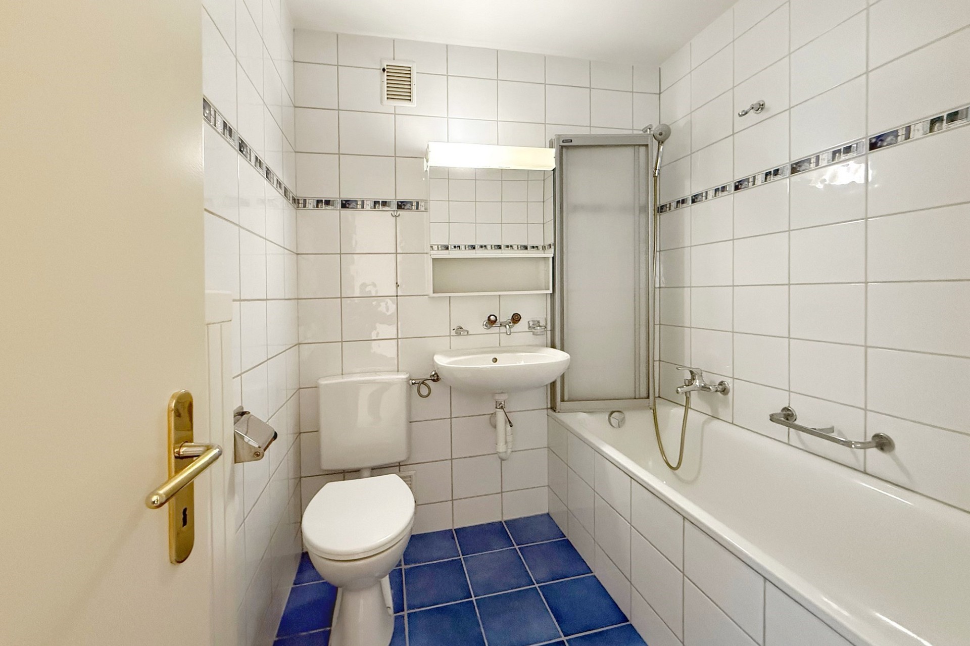 Kleines Badezimmer mit Badewanne und WC