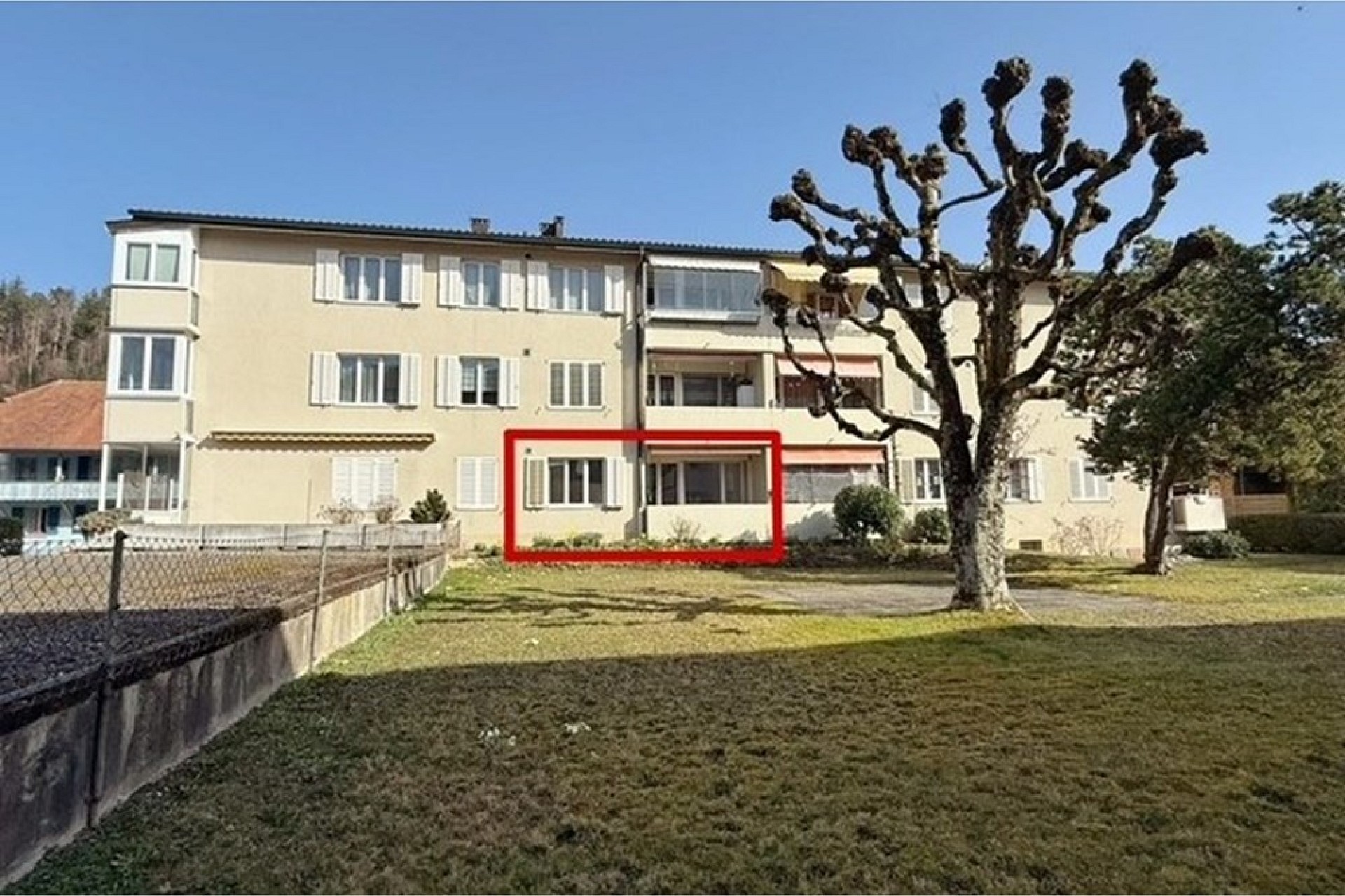 Mehrfamilienhaus mit Vorgarten