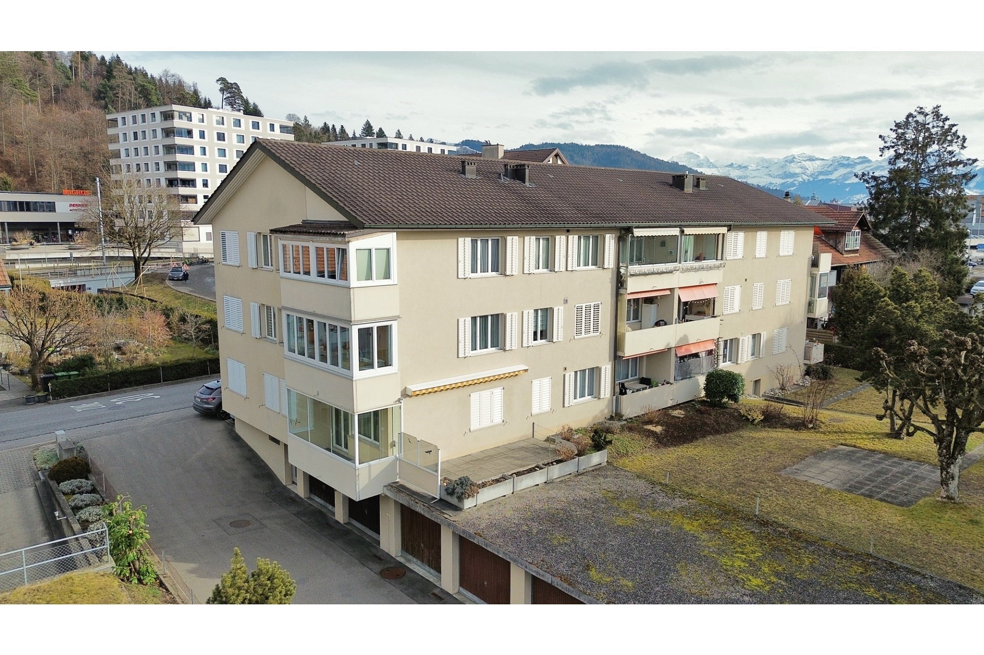Mehrfamilienhaus mit Alpenblick