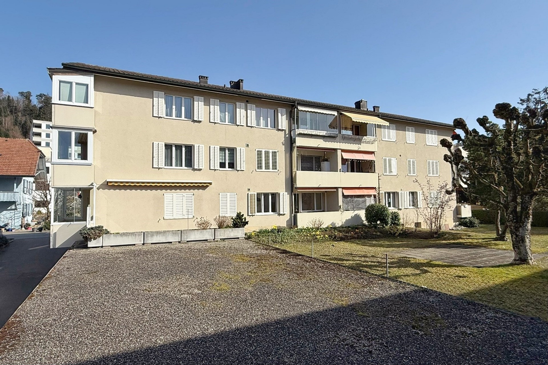 Mehrfamilienhaus mit sonniger Fassade und Balkonen