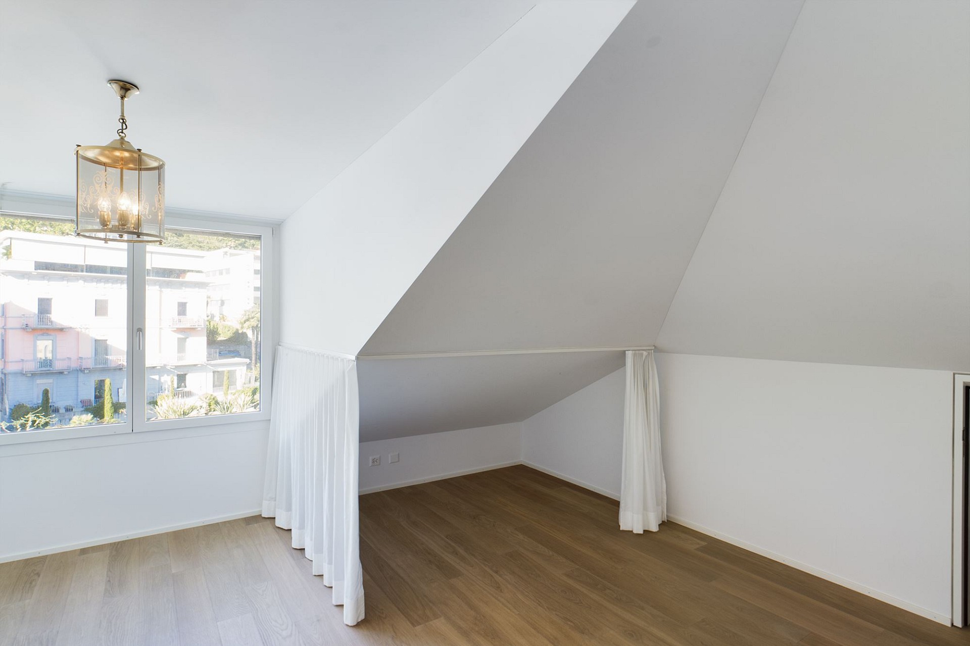 Helles Dachgeschosszimmer mit Holzfußboden