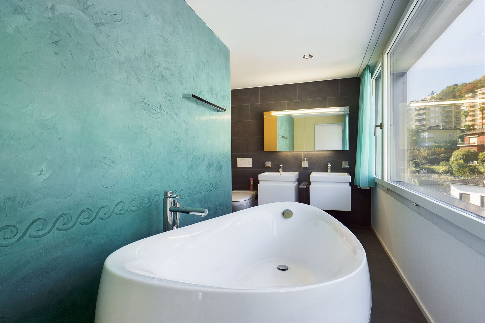 Modernes Badezimmer mit Badewanne und Doppelwaschbecken