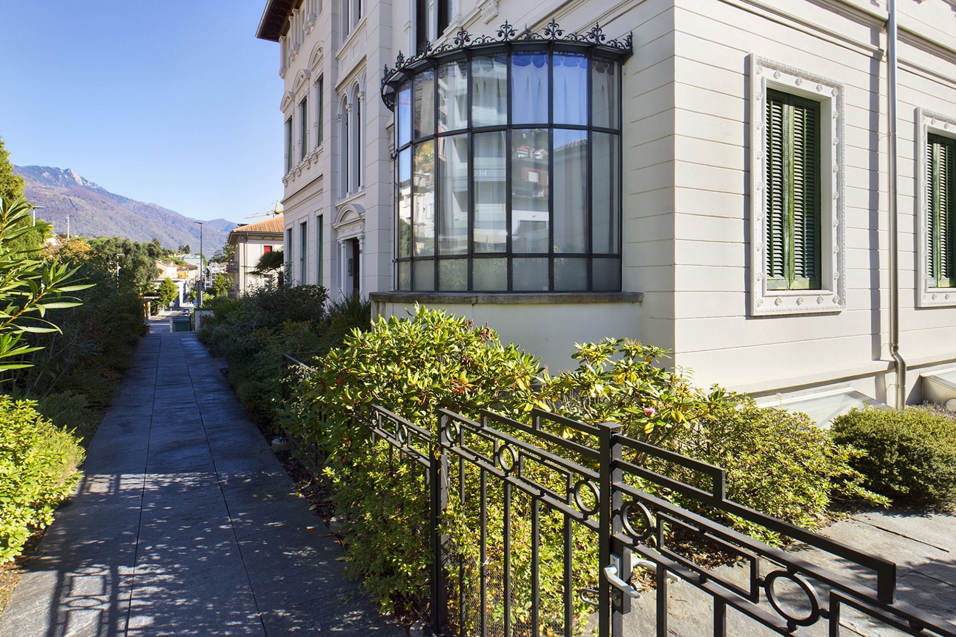 Historische Villa mit Gartenweg und Bergblick