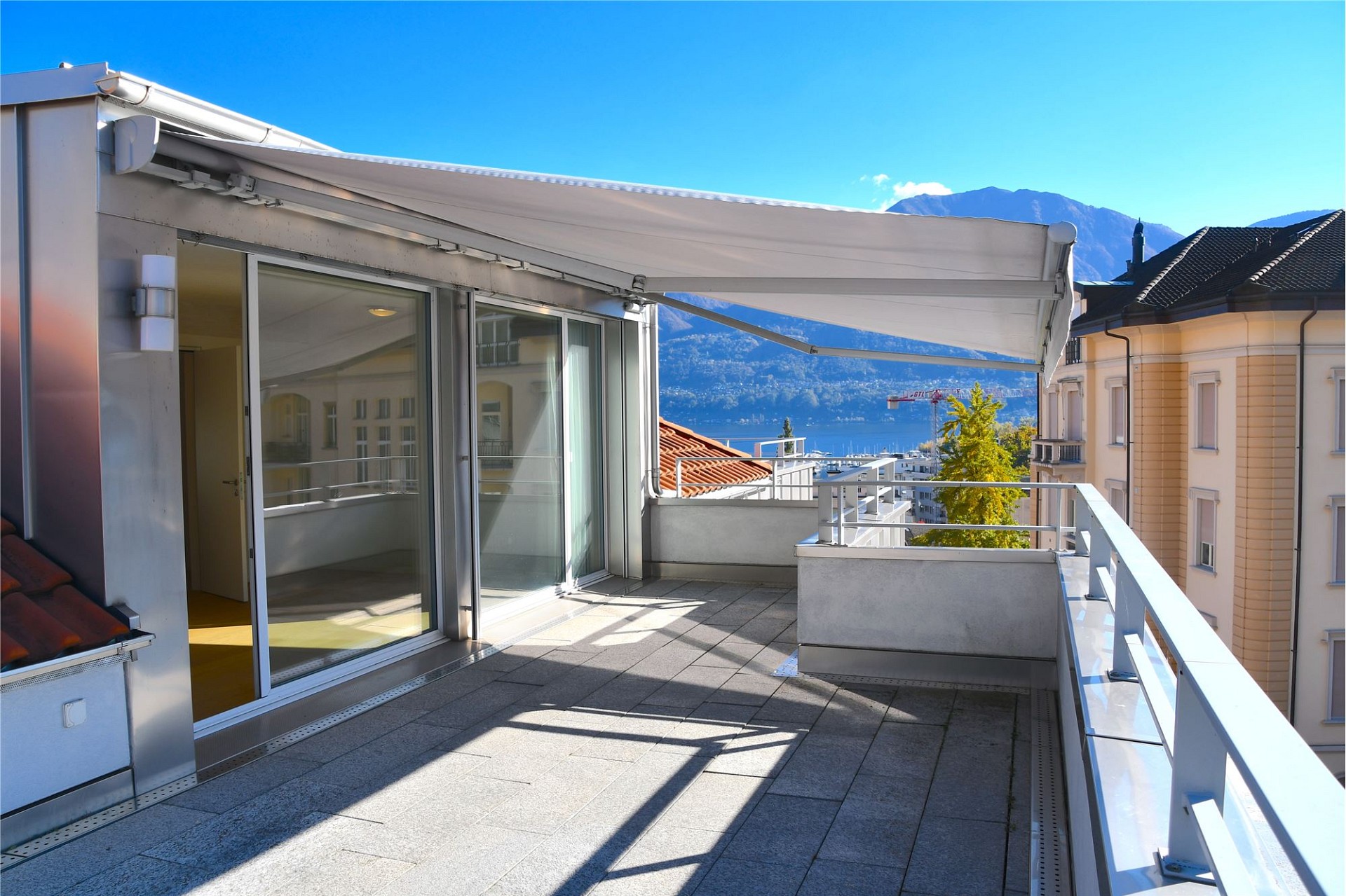 Große Dachterrasse mit Seeblick