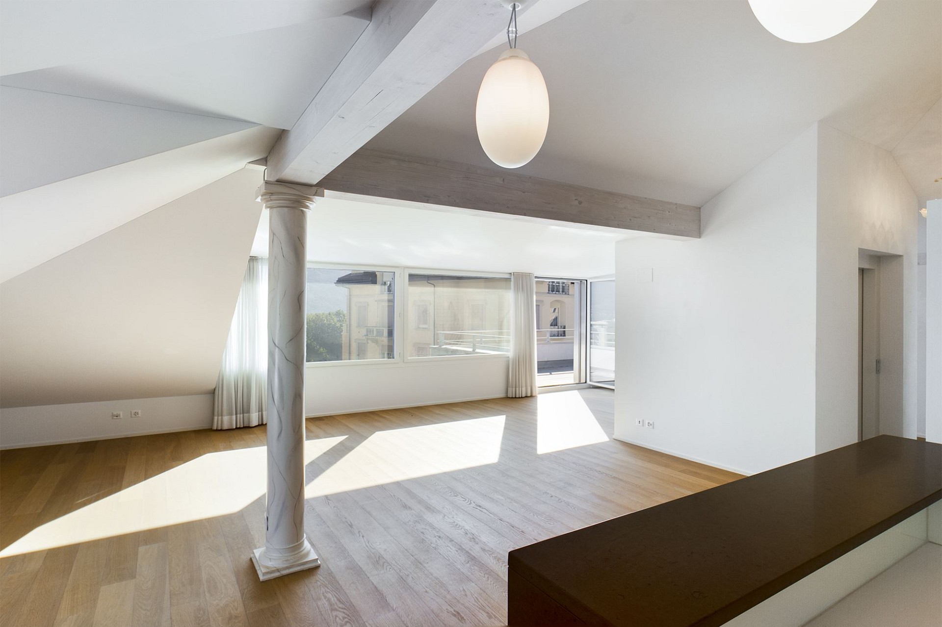 Heller Dachgeschoss-Wohnraum mit großen Fenstern