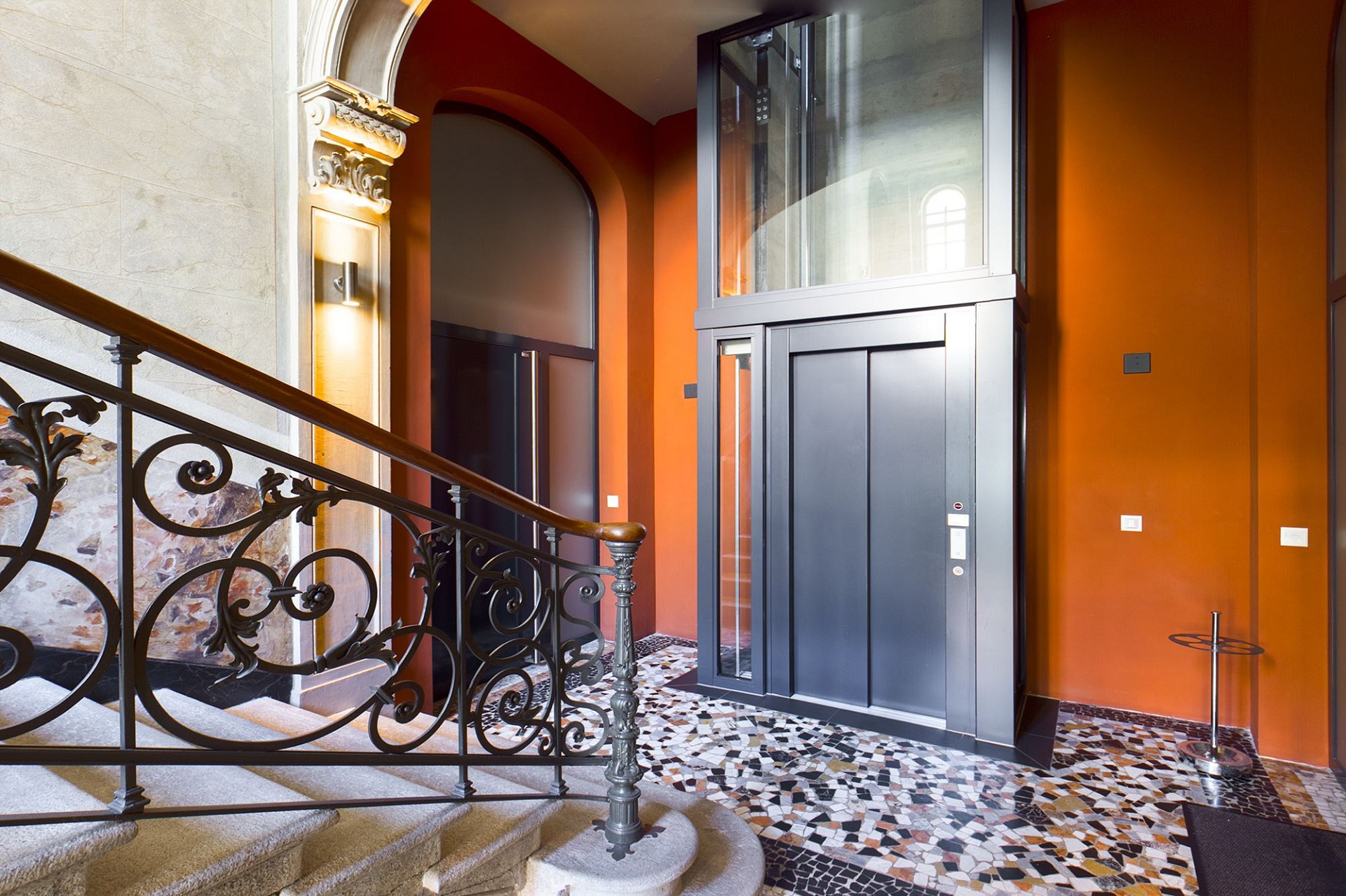Historischer Eingangsbereich mit Treppe und Aufzug