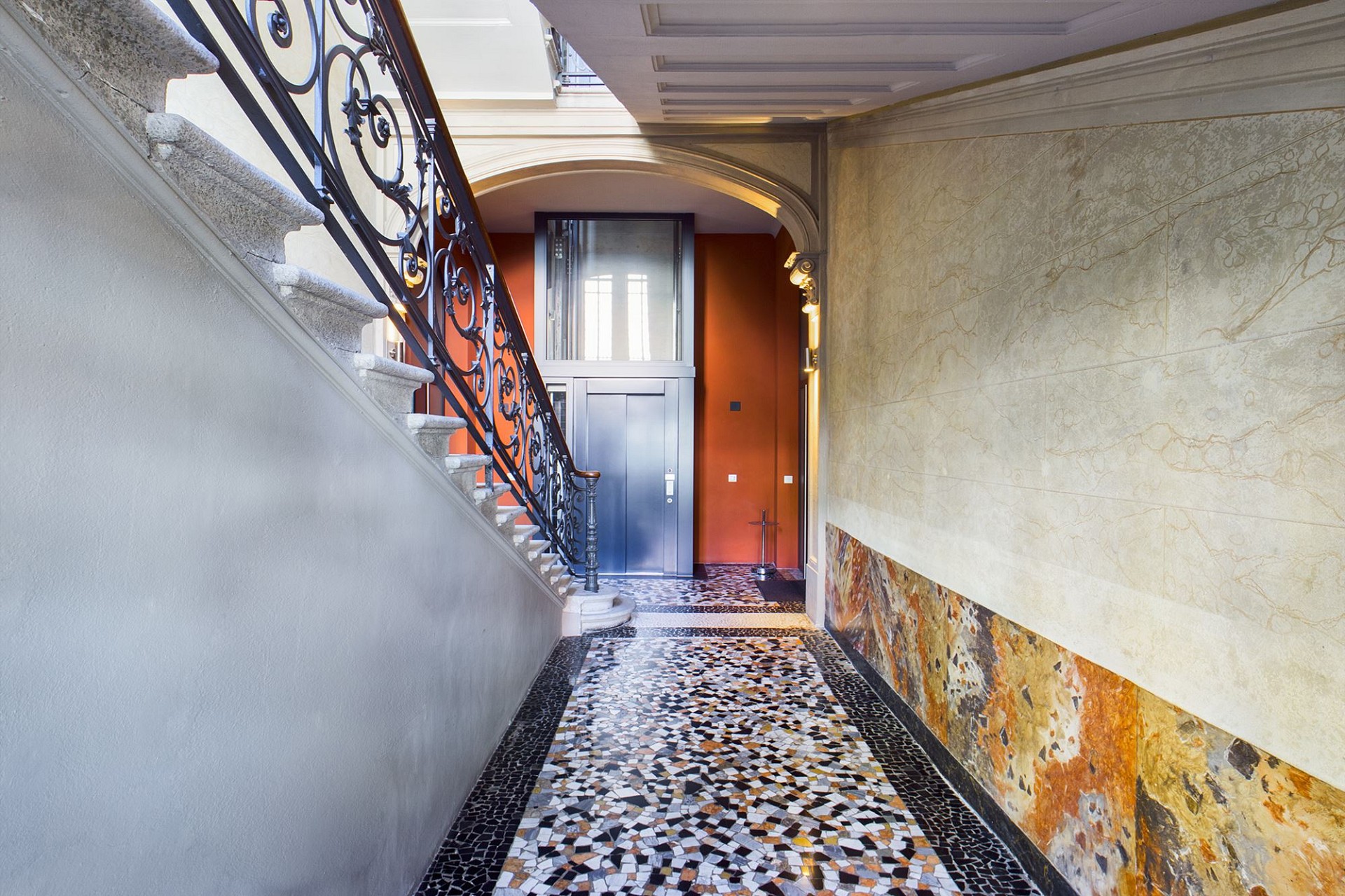 Prunkvoller Eingangsflur mit Treppe