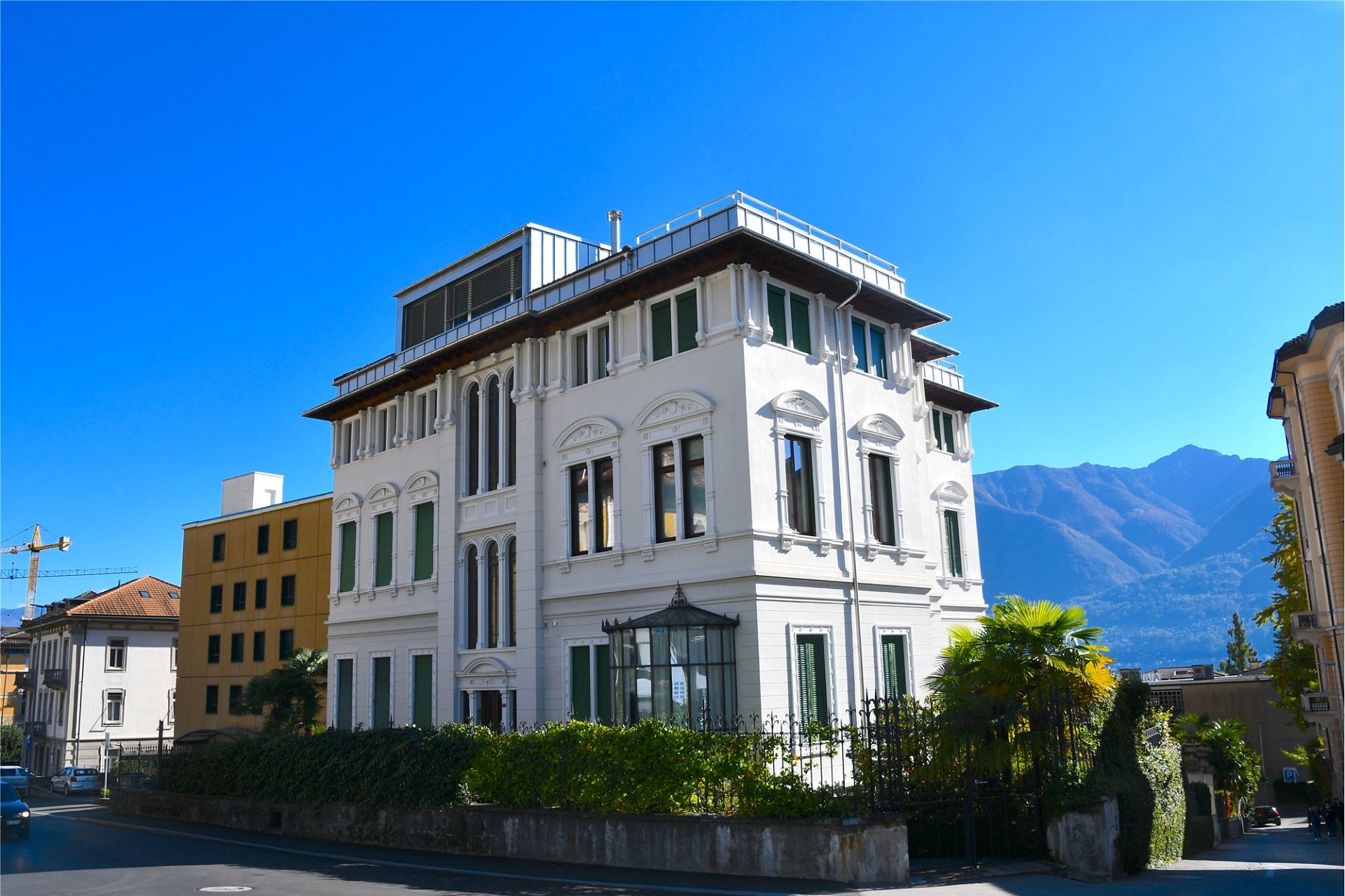 Historisches Stadthaus mit Bergkulisse