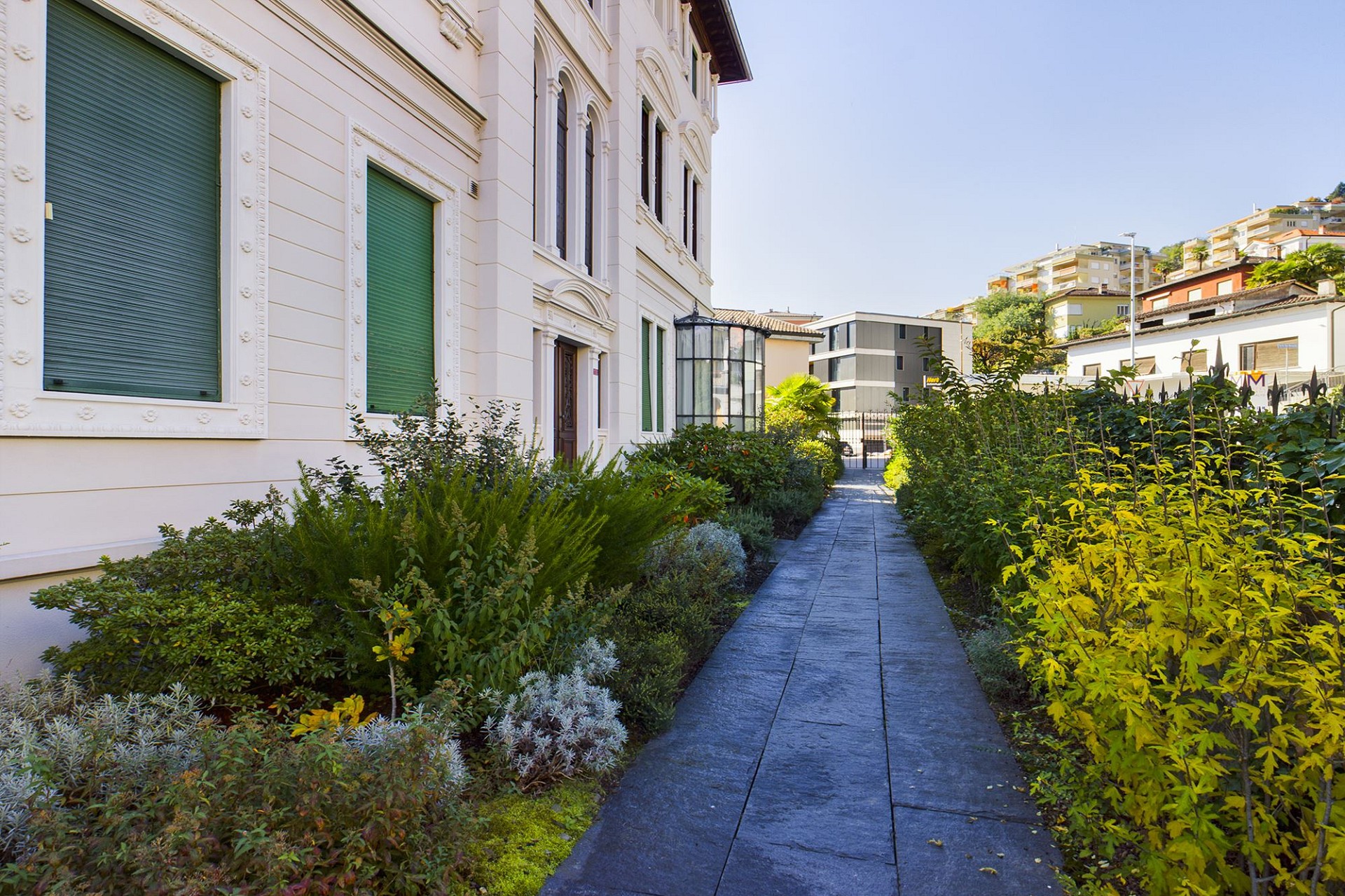 Historische Villa mit Gartenweg