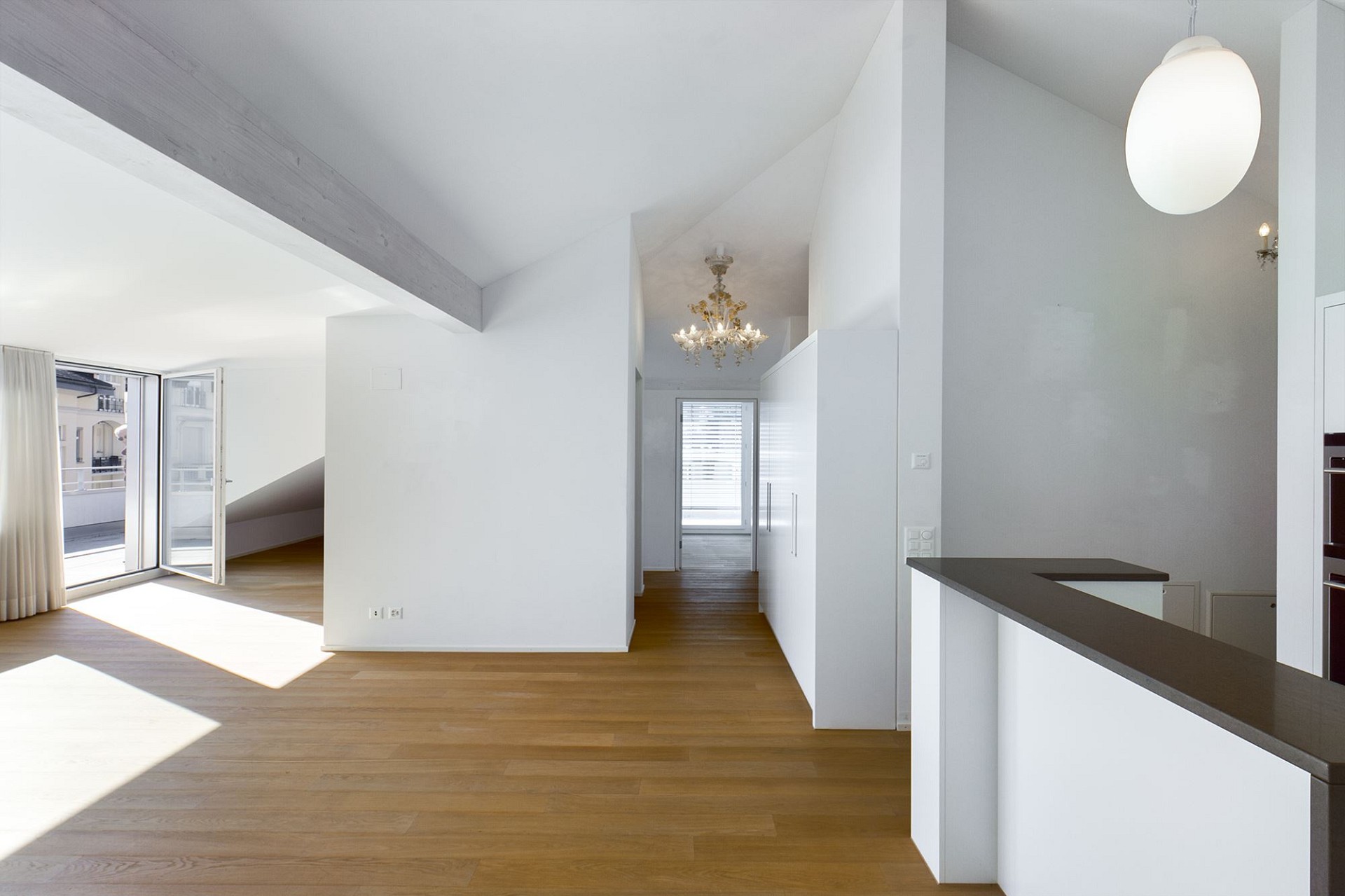 Heller offener Dachgeschoss-Wohnraum mit Terrasse