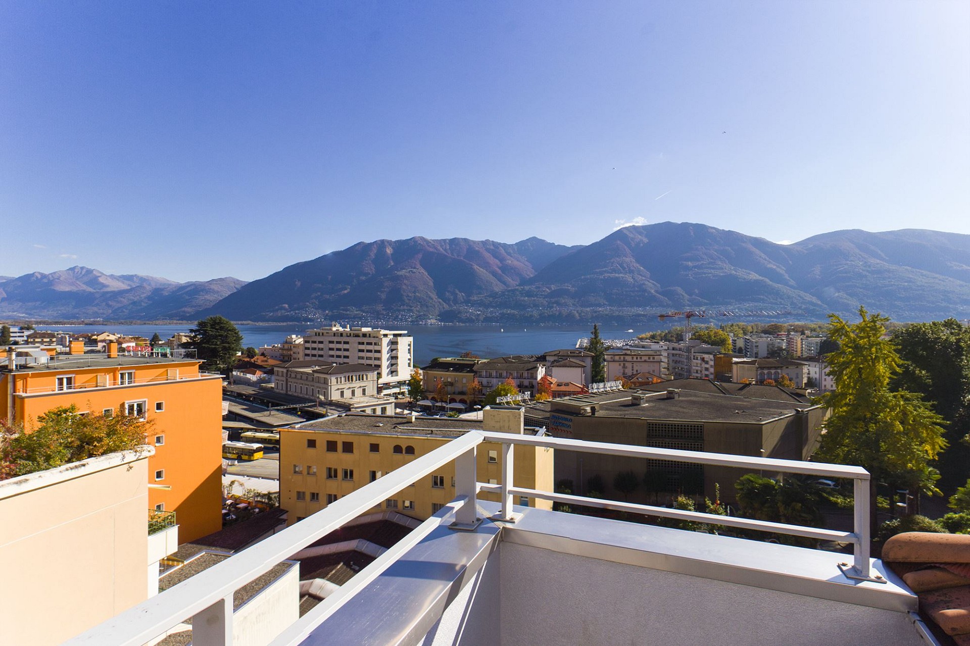 Balkon- bzw. Terrassenblick über Stadt, See und Berge
