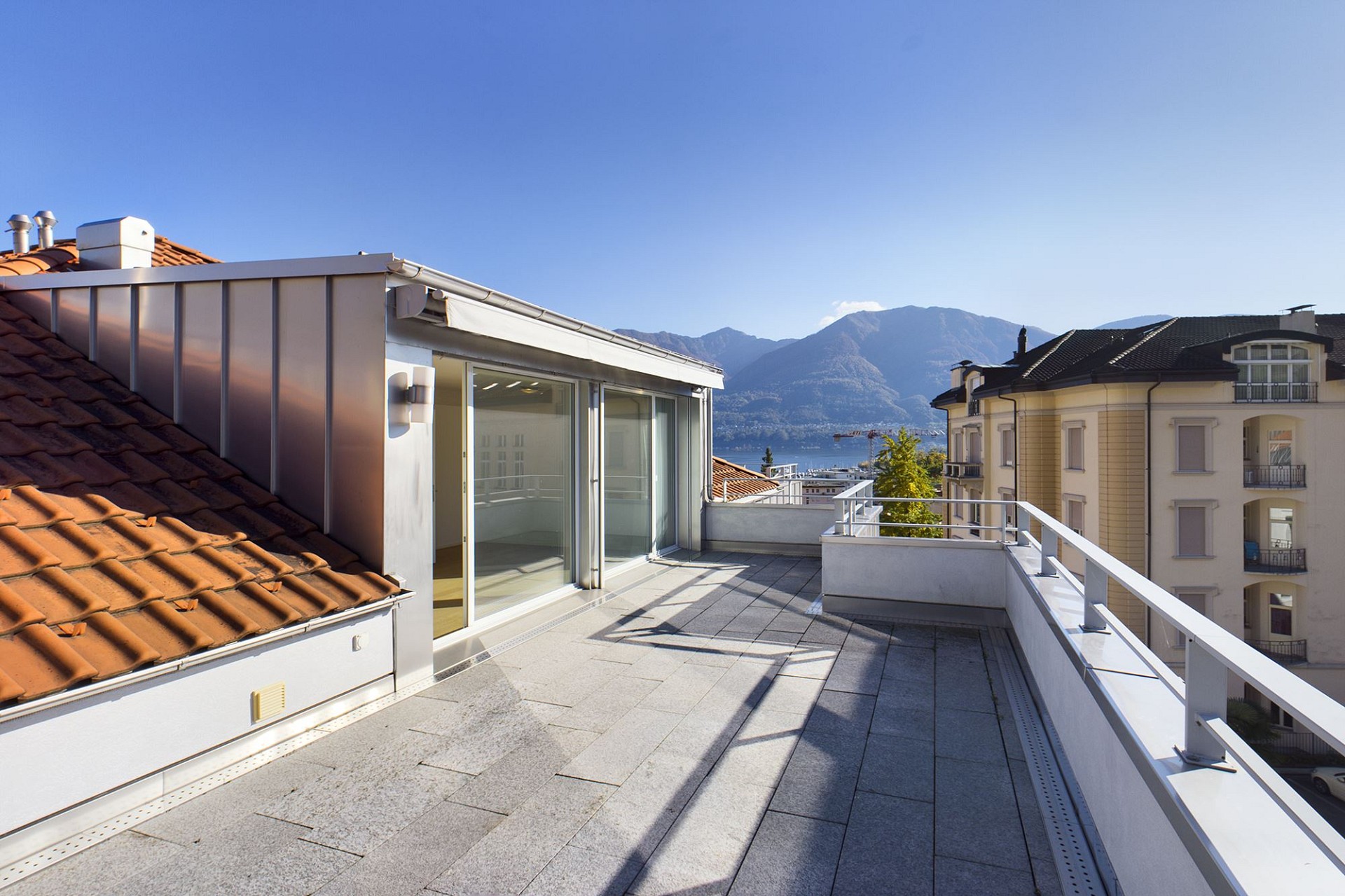 Dachterrasse mit Berg- und Seeblick