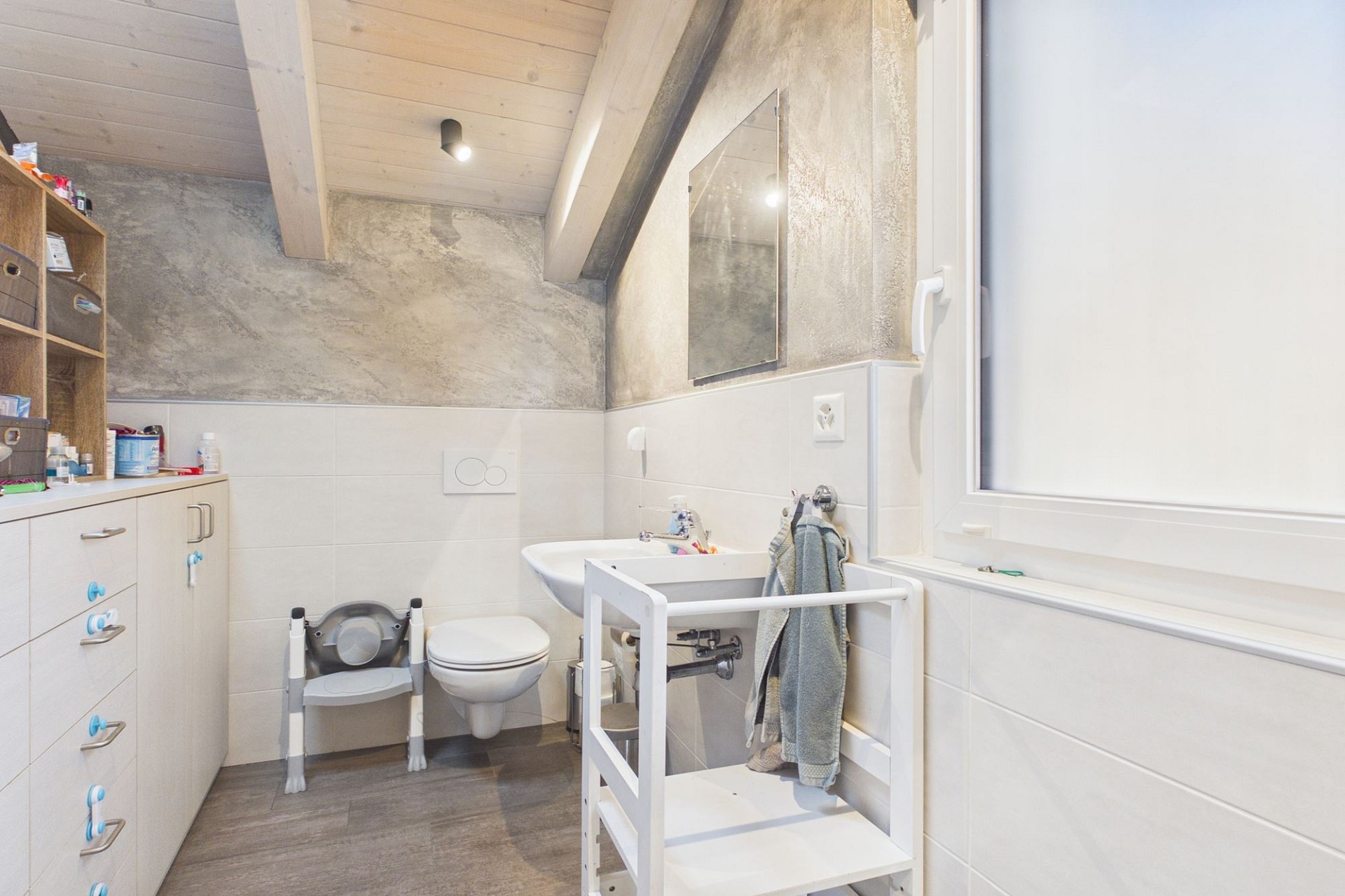 Modernes Badezimmer mit Dachschräge