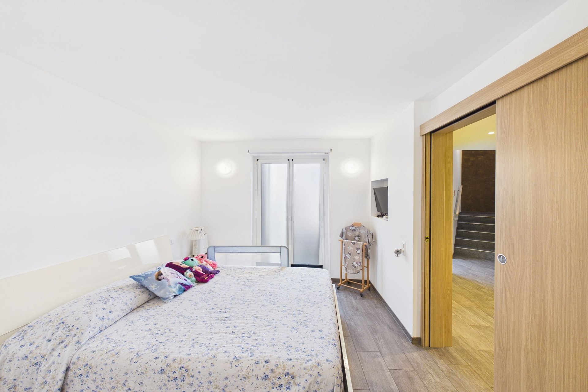 Helles Schlafzimmer mit Schiebetür