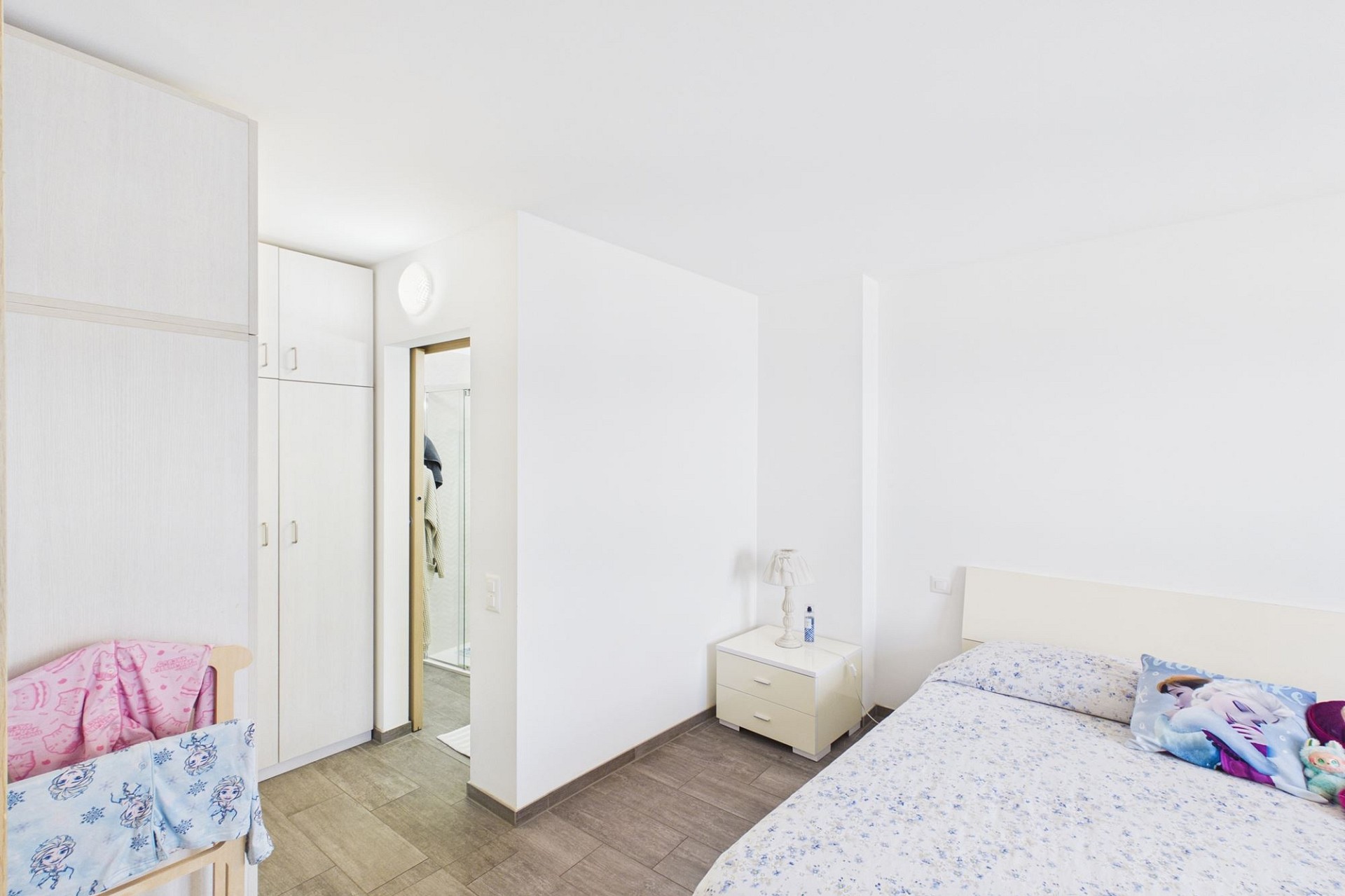 Helles Schlafzimmer mit weißer Möblierung
