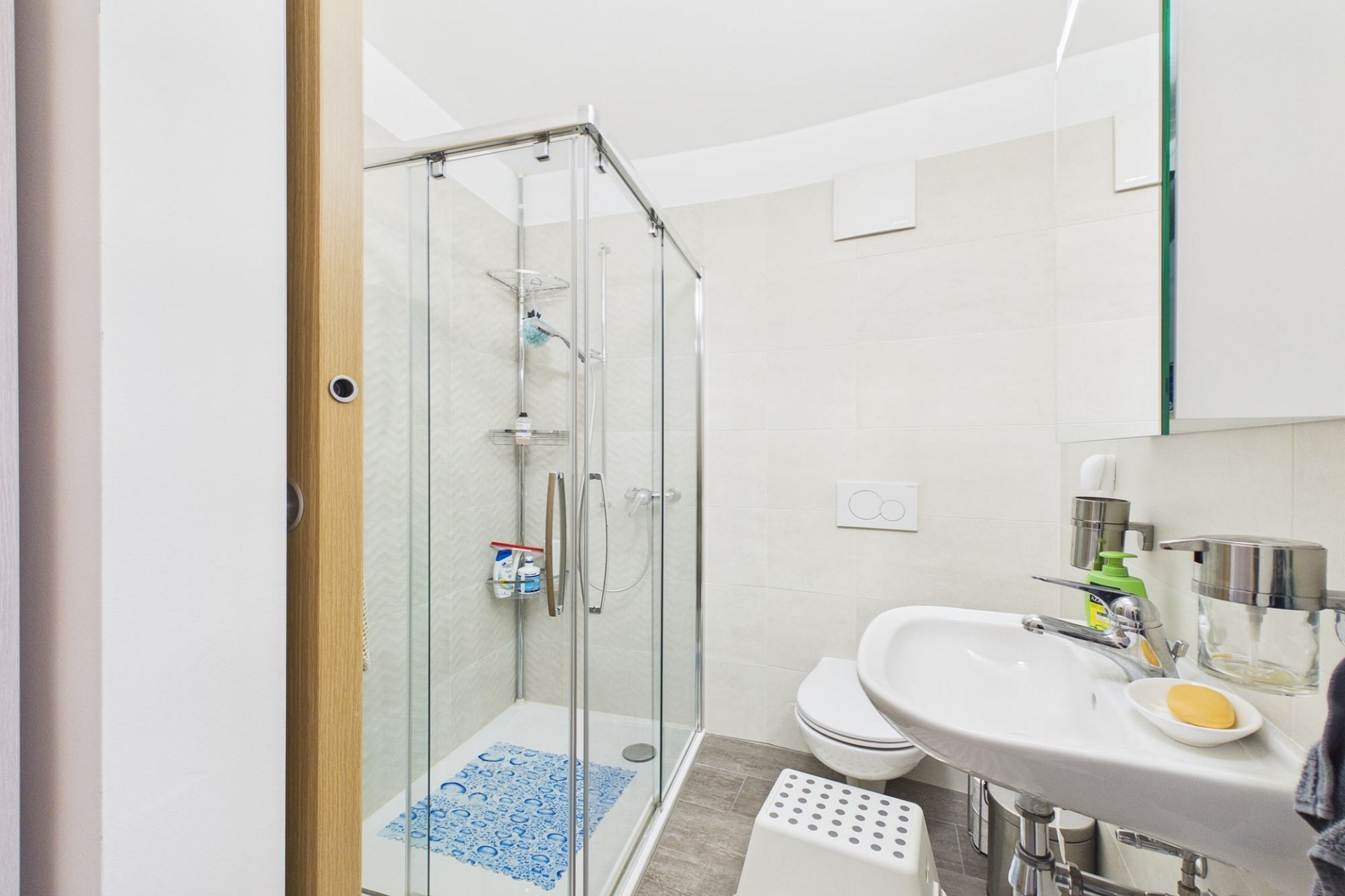 Modernes kleines Badezimmer mit Dusche