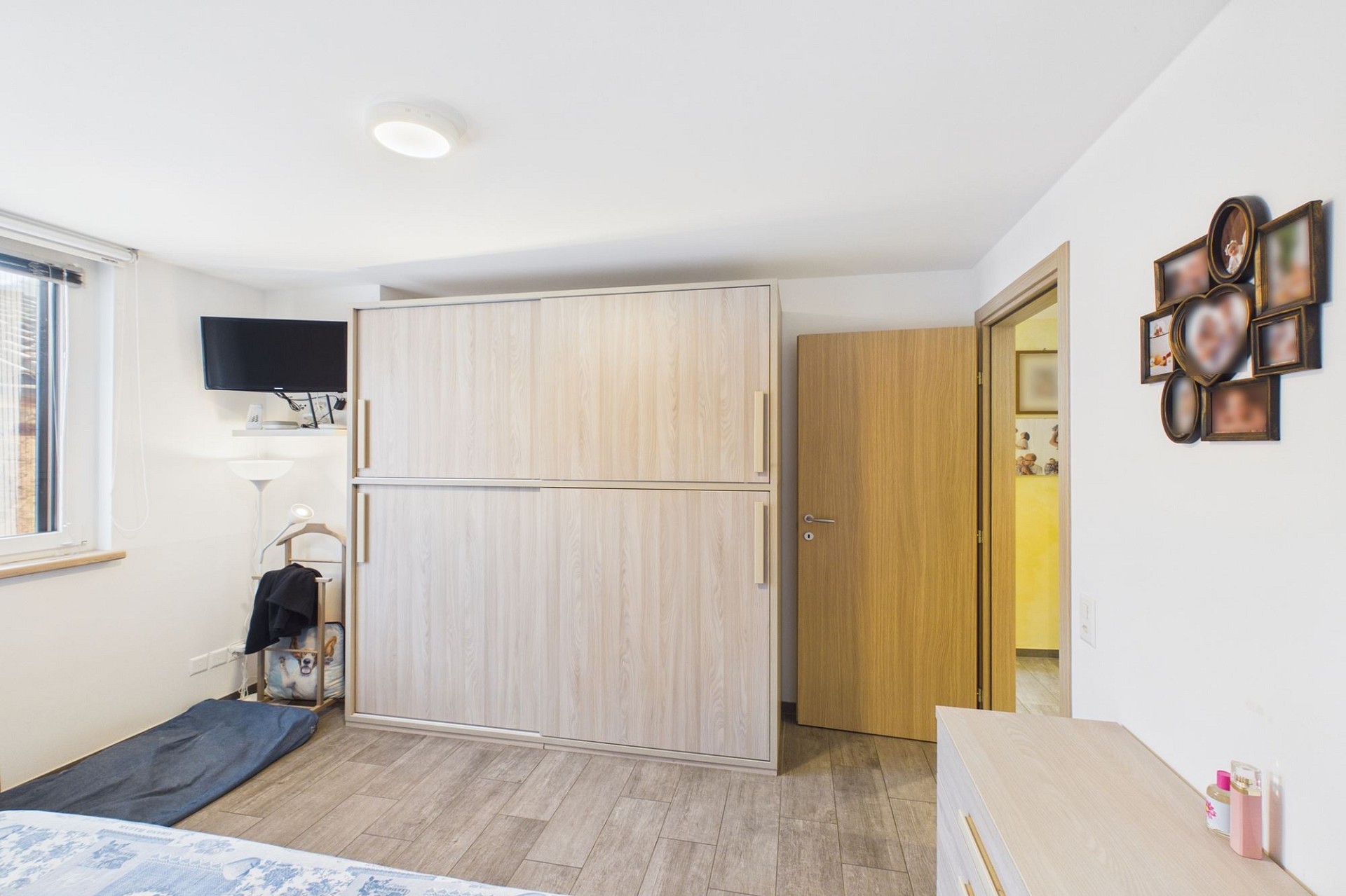 Kleines Schlafzimmer mit Schrankwand