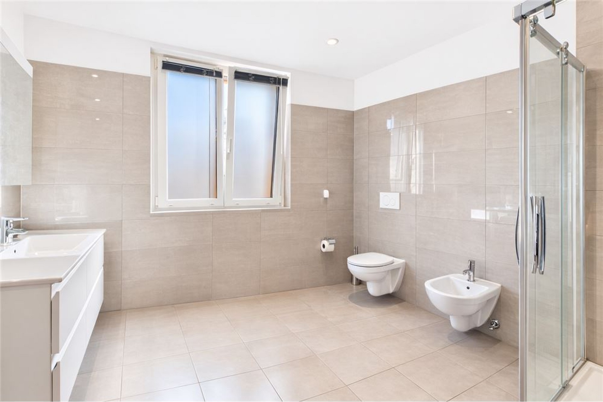 Helles modernes Badezimmer