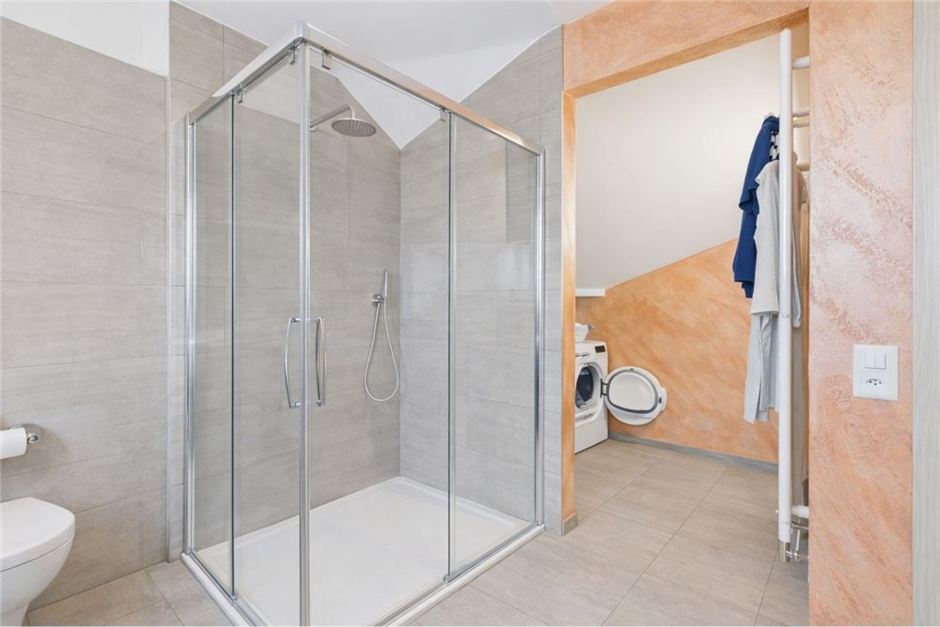 Modernes Badezimmer mit begehbarer Dusche und Waschbereich